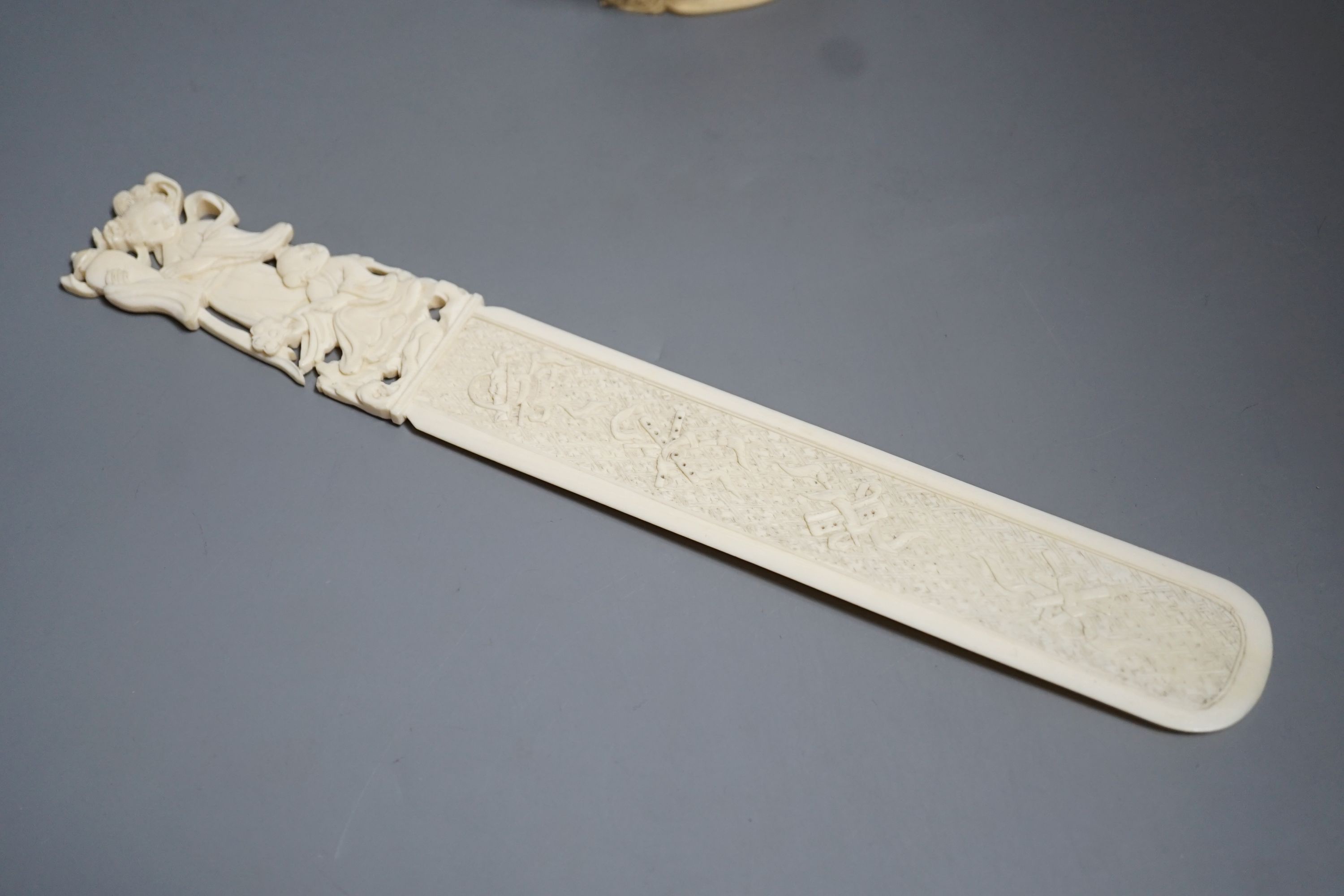 An early 20th century Chinese carved ivory page turner together with a similar carved ivory ‘ - Image 6 of 6