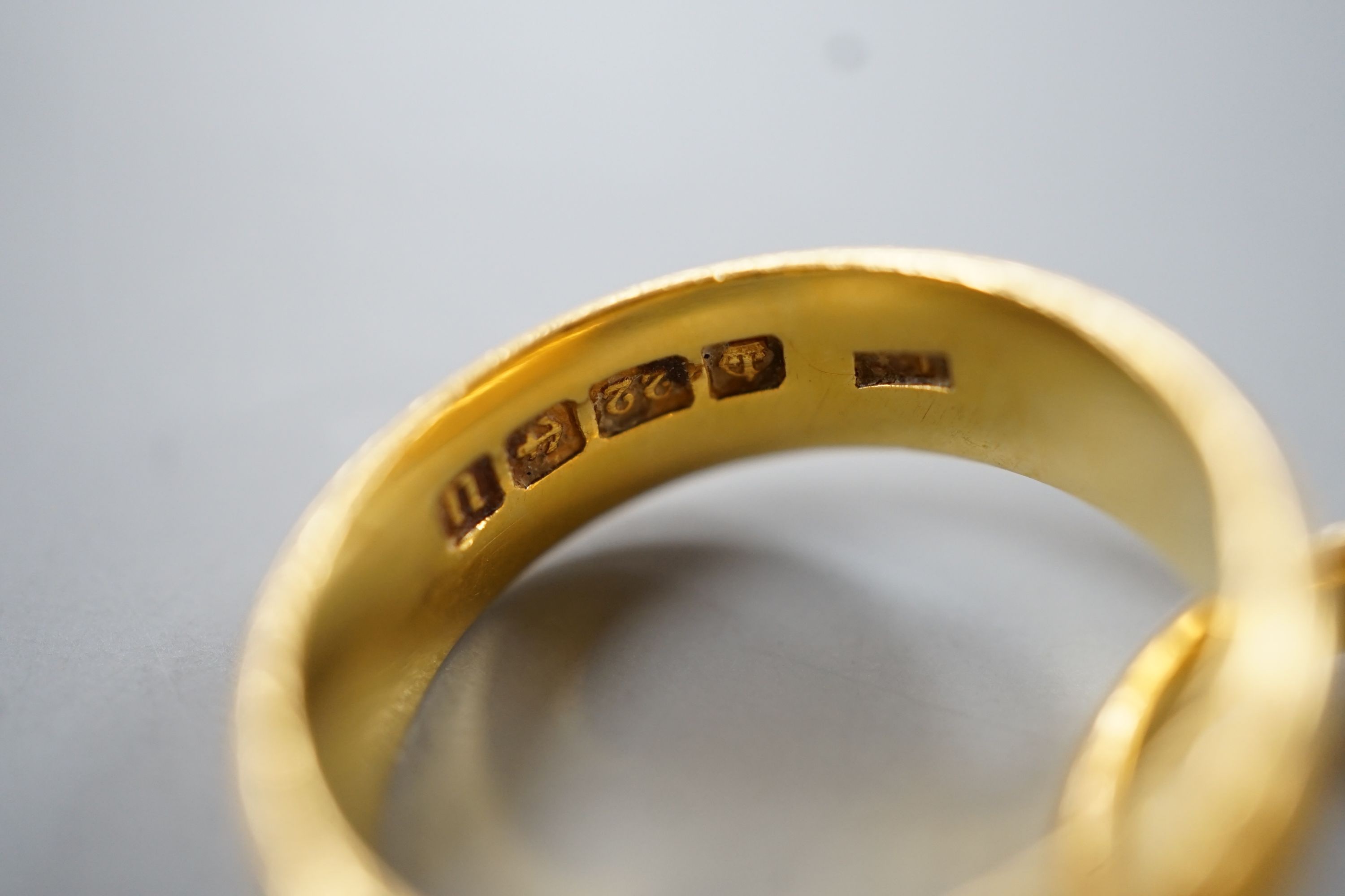 Four assorted mainly early 20th century 22ct gold wedding bands and an 18ct and diamond chip set - Image 5 of 5