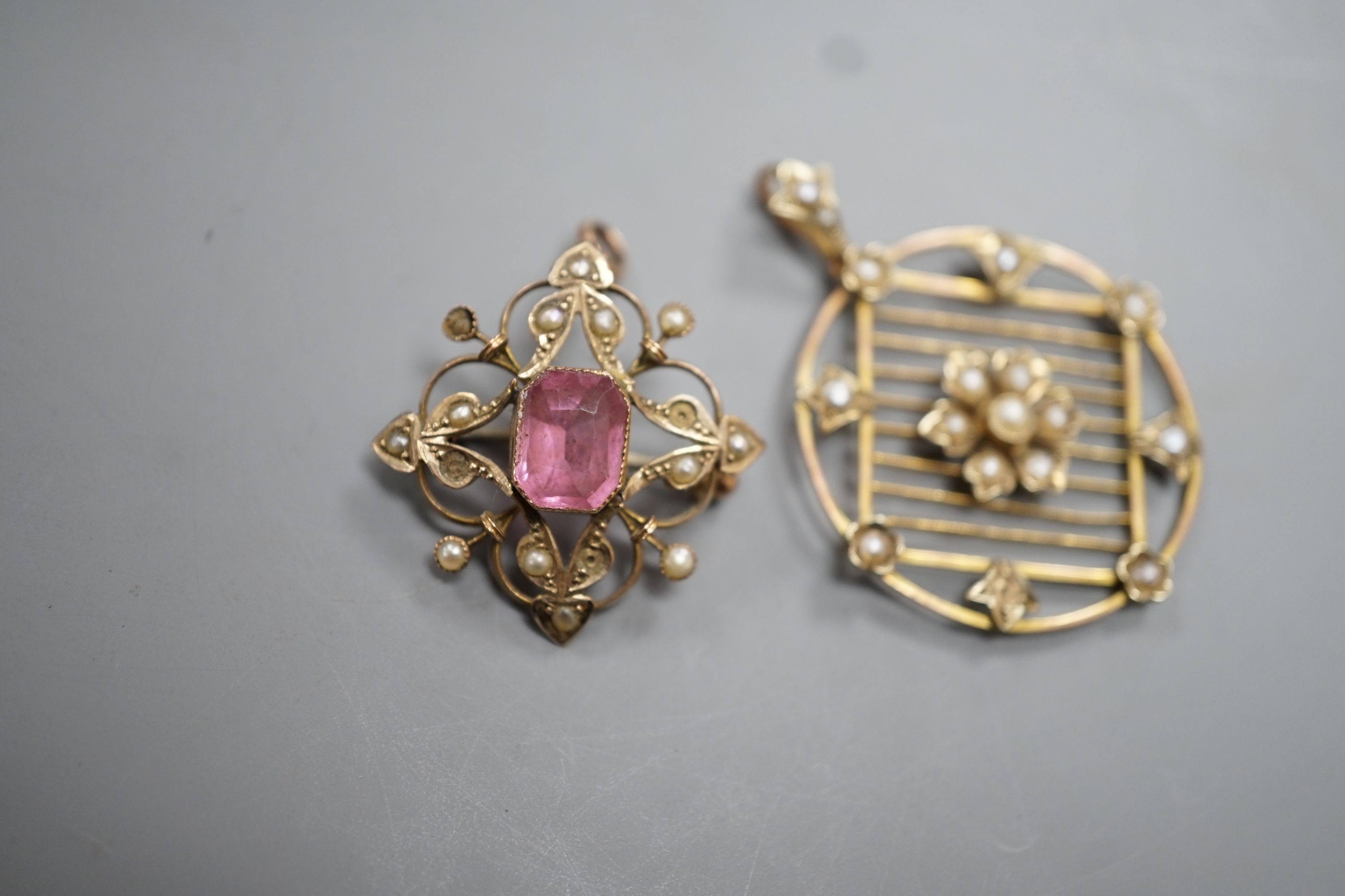 An Edwardian 9ct and seed pearl set circular pendant , 3 1mmand a similar pink paste and seed - Image 2 of 4