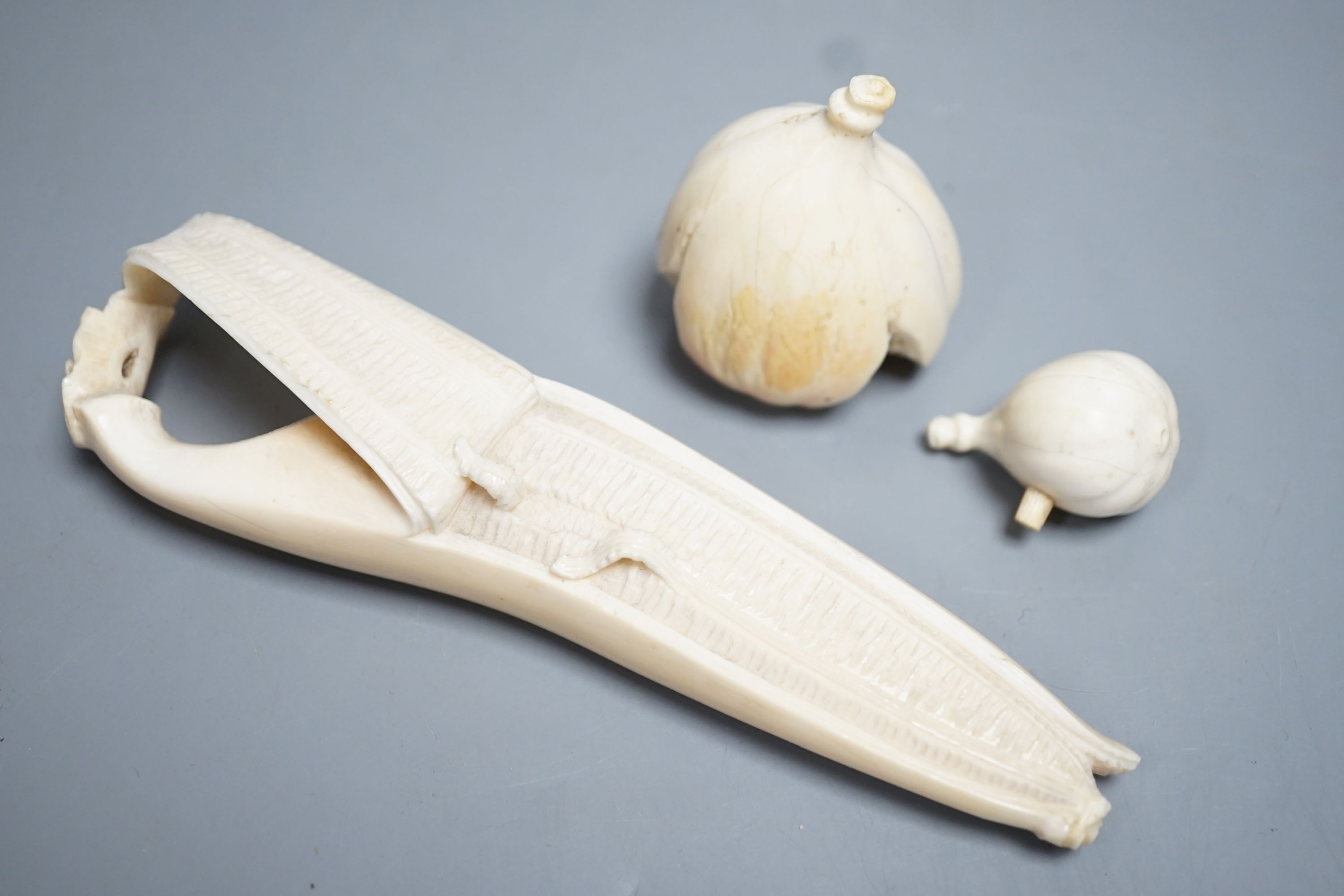 A Japanese ivory model of a partially peeled banana and an ivory model of figs, early 20th - Image 3 of 5