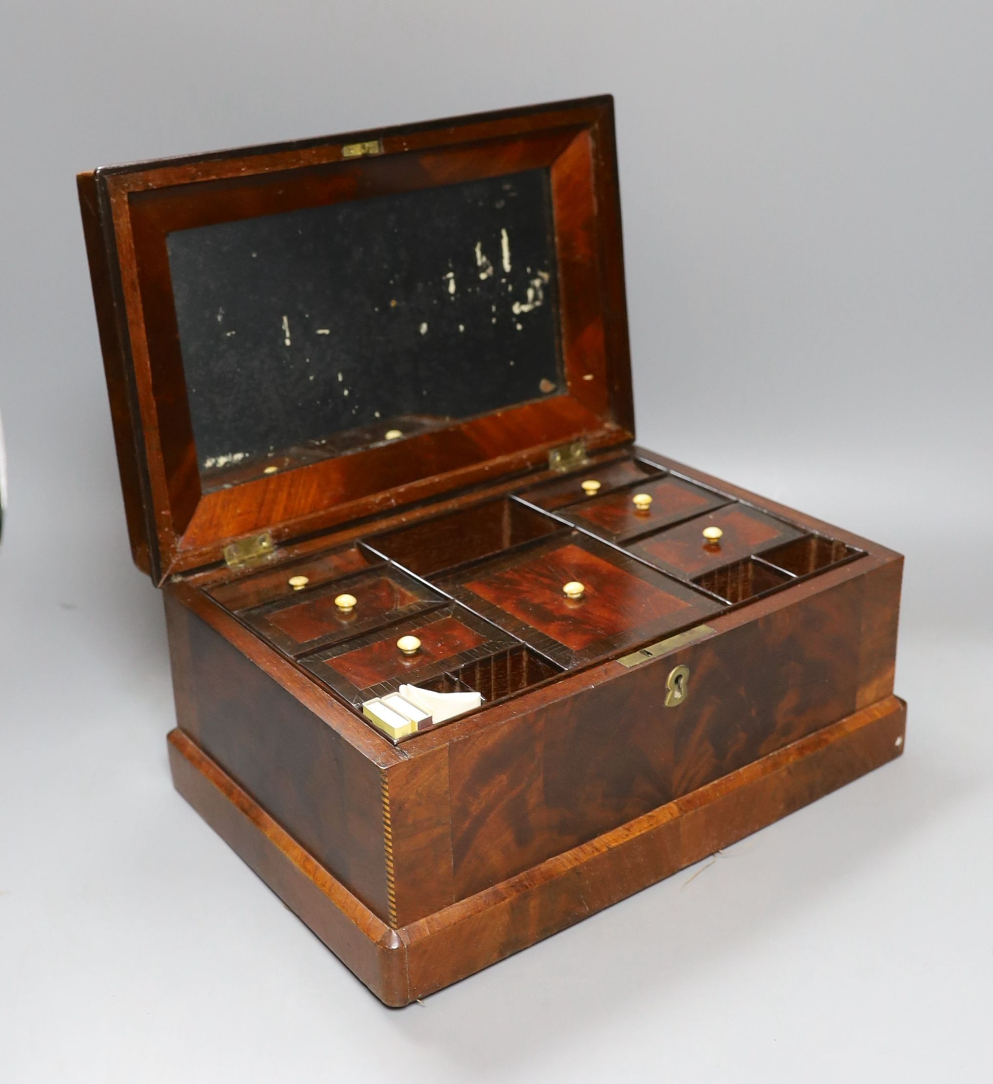 A Victorian mahogany vanity case - 14.5cm tall - Image 2 of 4