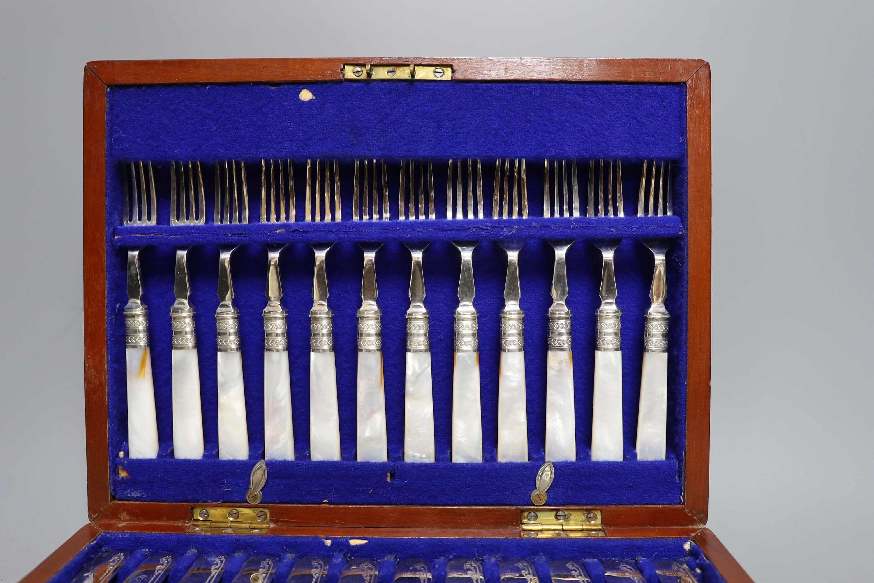 A cased set of silver handled pistol knives and a cased set of mother-of-pearl knives and forks - Image 3 of 4