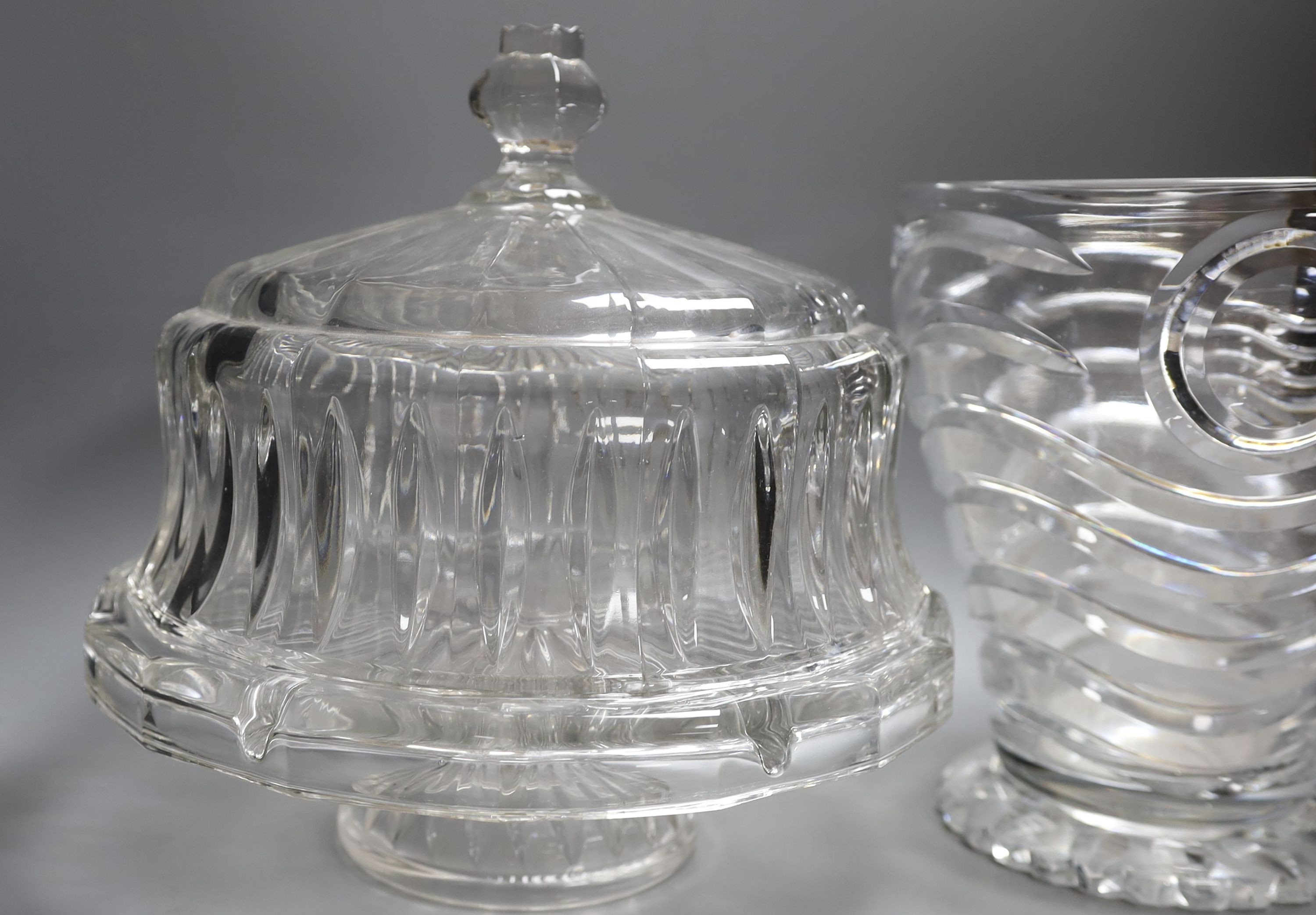 A large cut crystal cake stand together with a wave cut vase, 25cm tall, (2) - Image 3 of 4