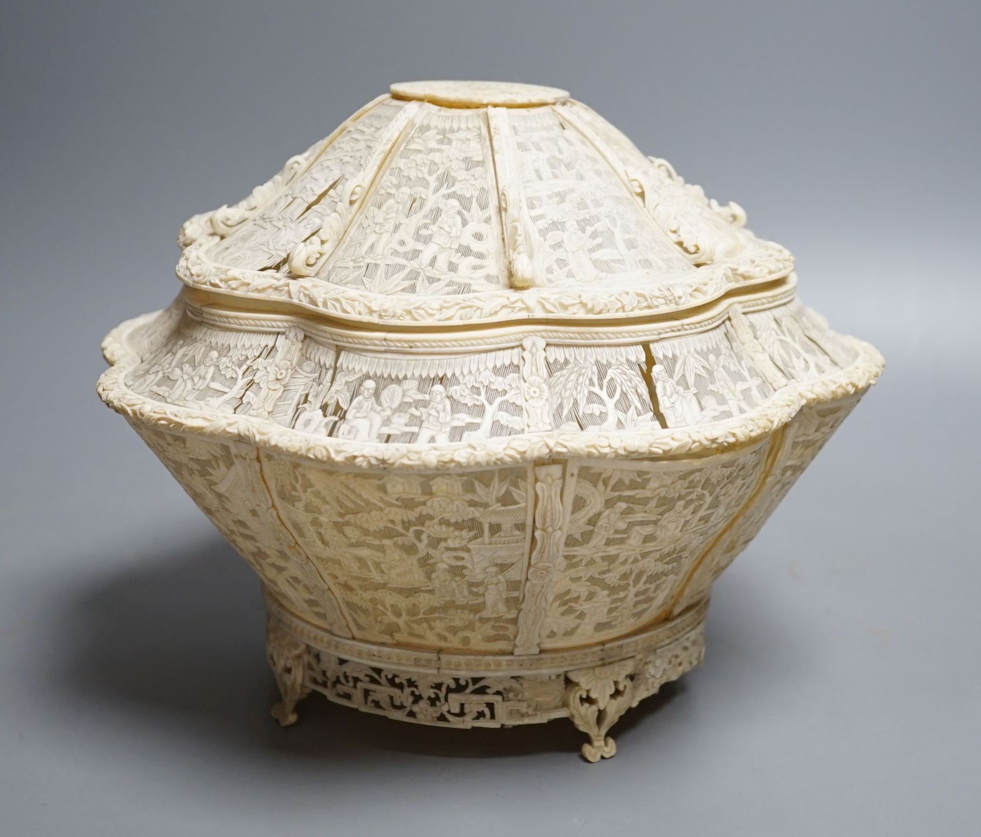 A Chinese finely pierced ivory lobed box and cover, circa 1800, 22cm - Image 2 of 7