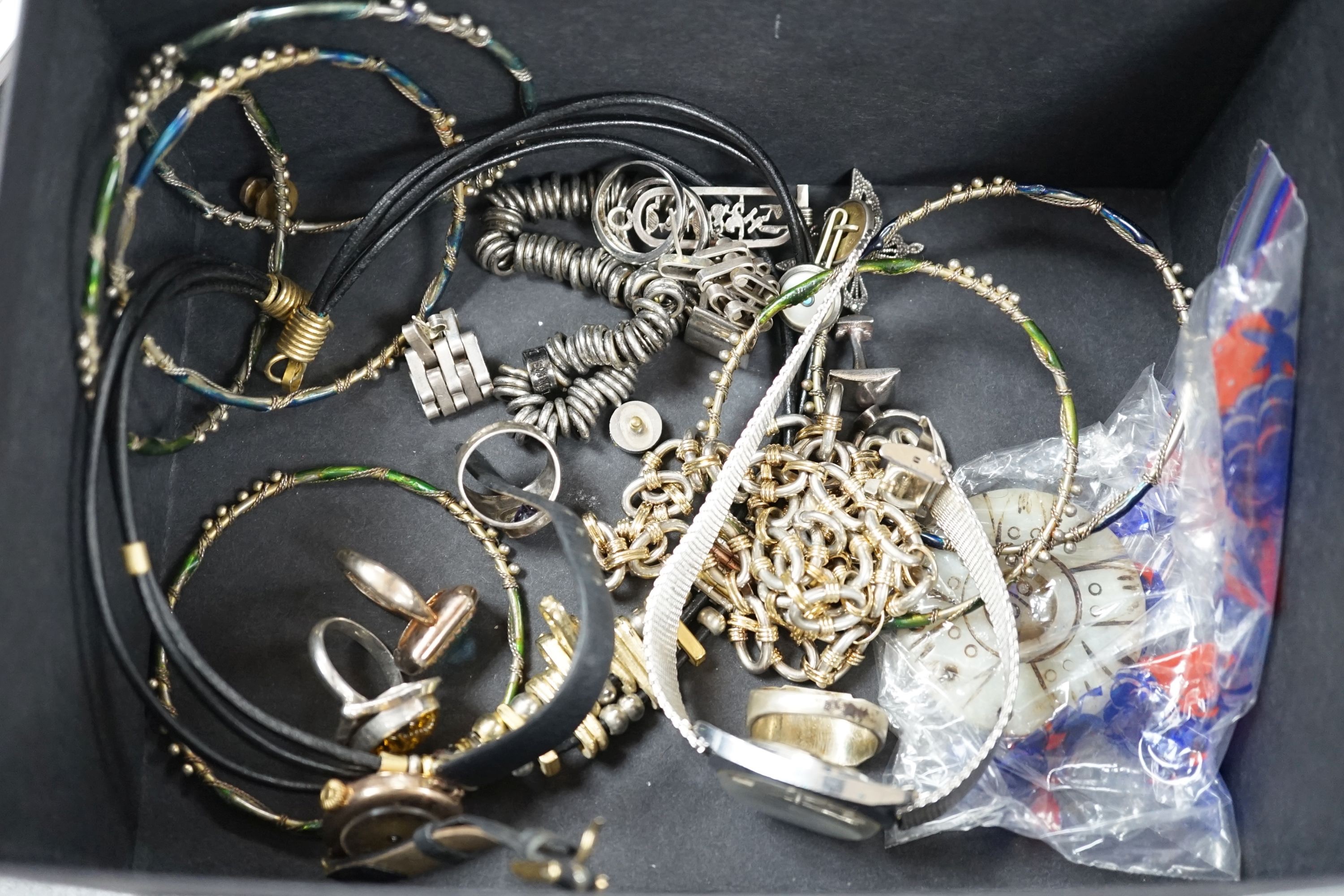 A small quantity of assorted costume jewellery, two silver pocket watches and assorted wrist watches - Image 6 of 6