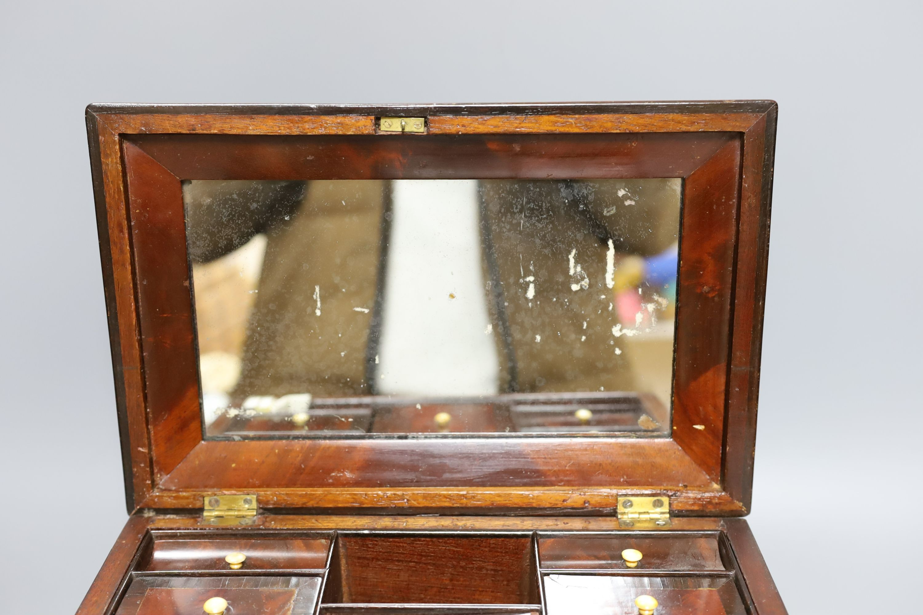 A Victorian mahogany vanity case - 14.5cm tall - Image 4 of 4