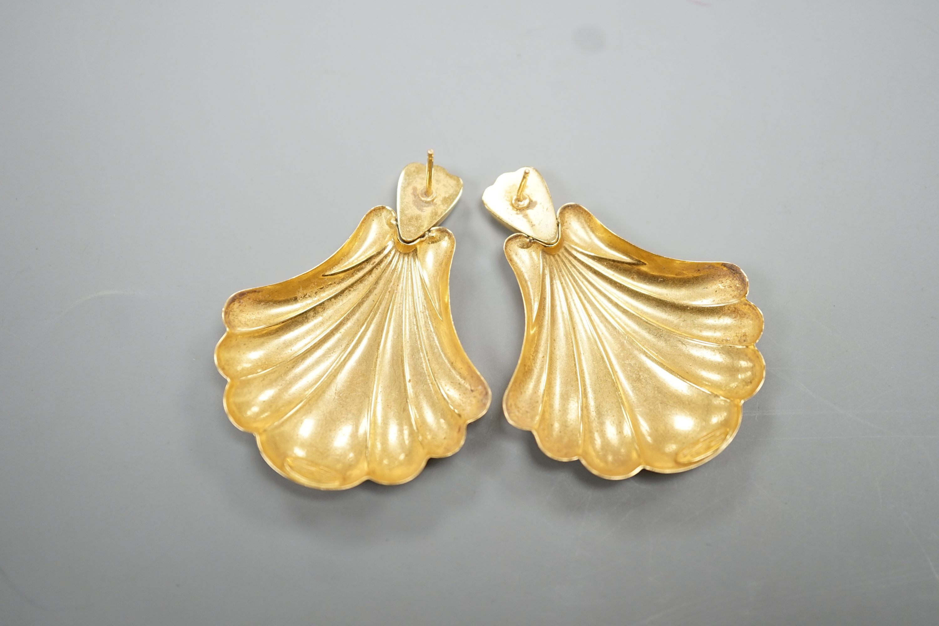 A modern pair of Italian 750 fan shaped drop earrings, 44mm, 9.6 grams. - Image 2 of 2