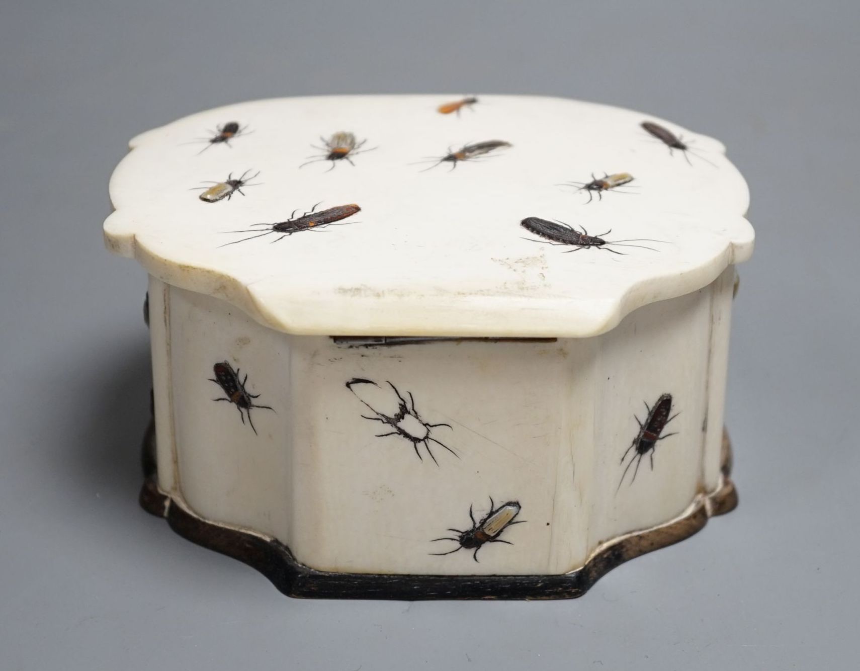 An early 20th century ivory and rosewood shibayama lidded box, 12.5cm - Image 4 of 5