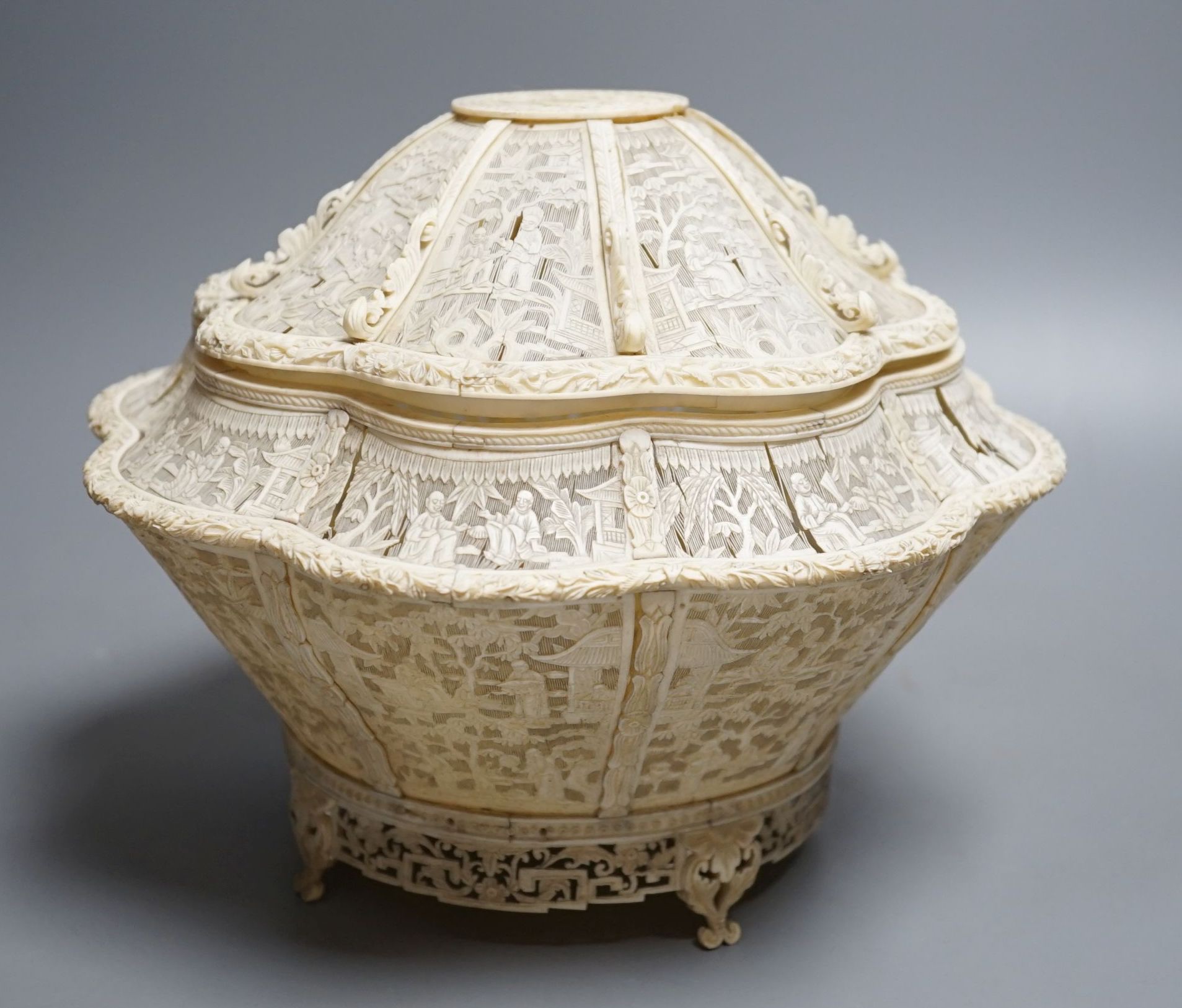 A Chinese finely pierced ivory lobed box and cover, circa 1800, 22cm - Image 3 of 7