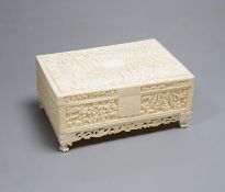 An early 20th century Cantonese carved ivory box, 12cm