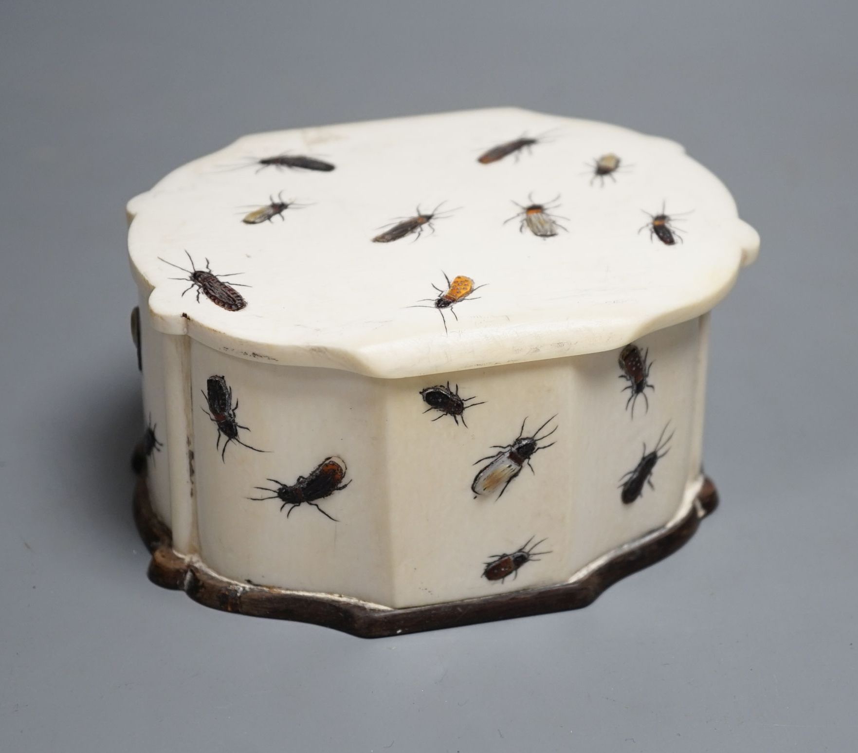 An early 20th century ivory and rosewood shibayama lidded box, 12.5cm