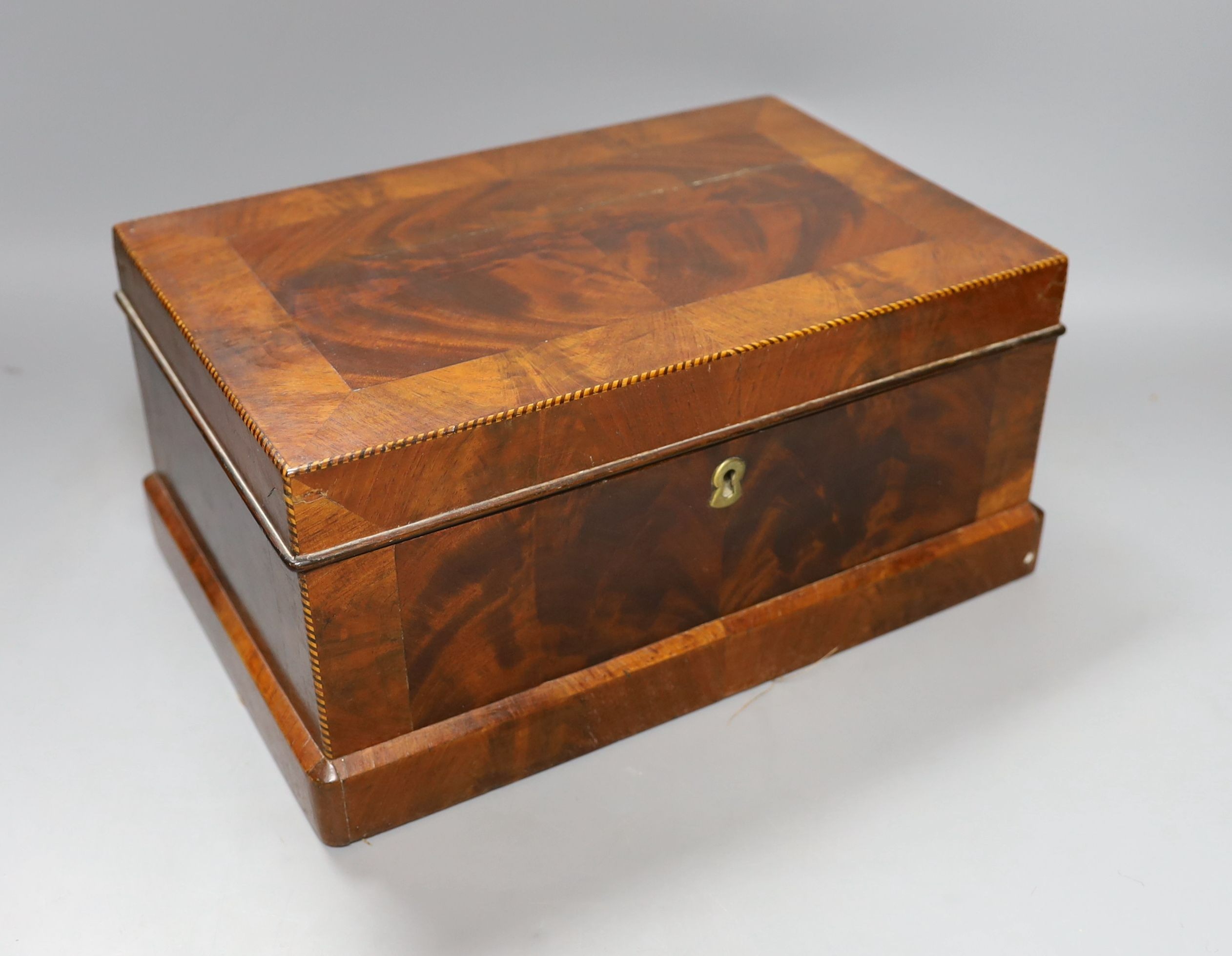 A Victorian mahogany vanity case - 14.5cm tall