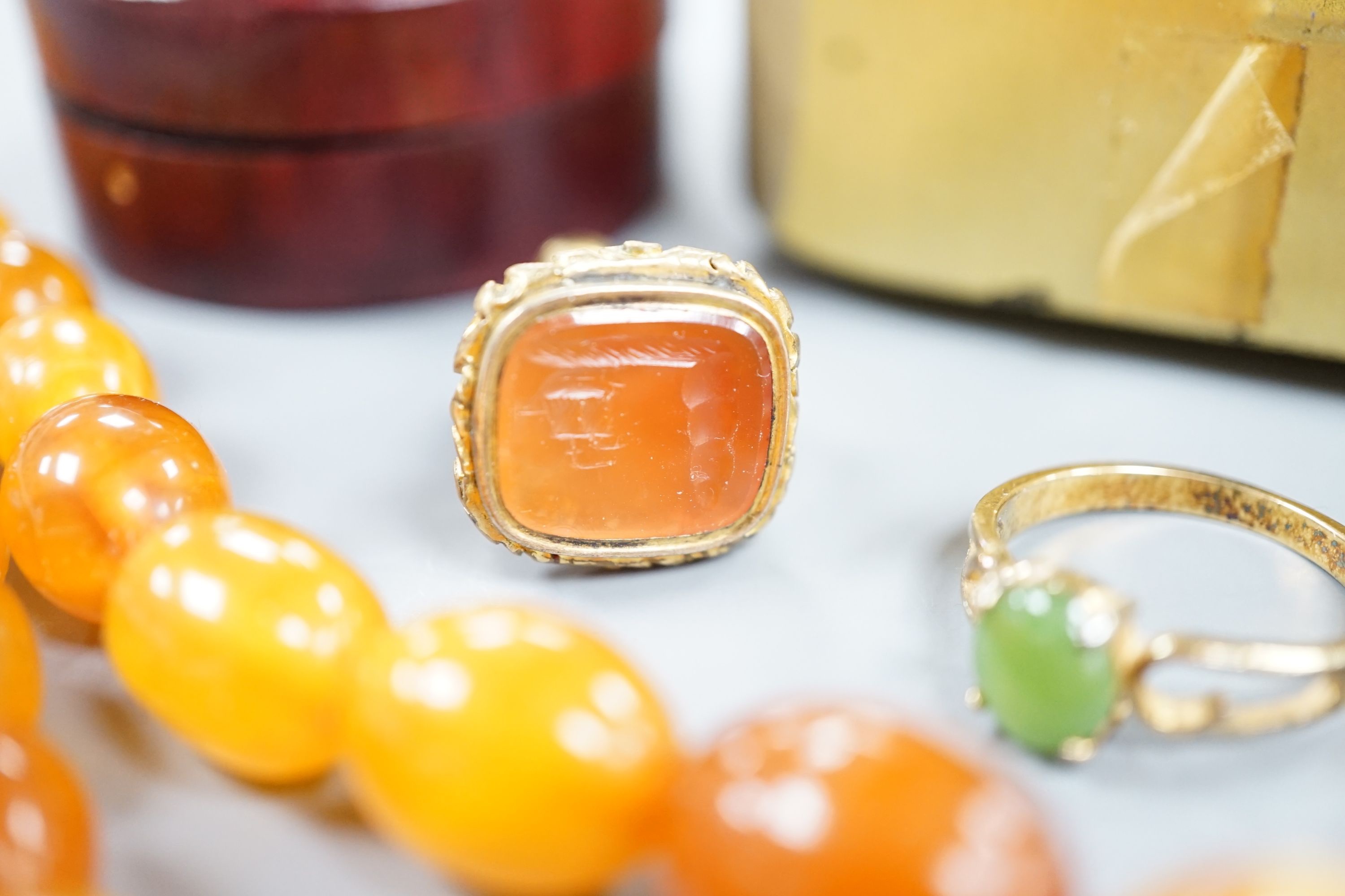 Mixed jewellery including an amber necklace, gross 34 grams, loose gemstones, a 9ct and simulated - Image 4 of 5