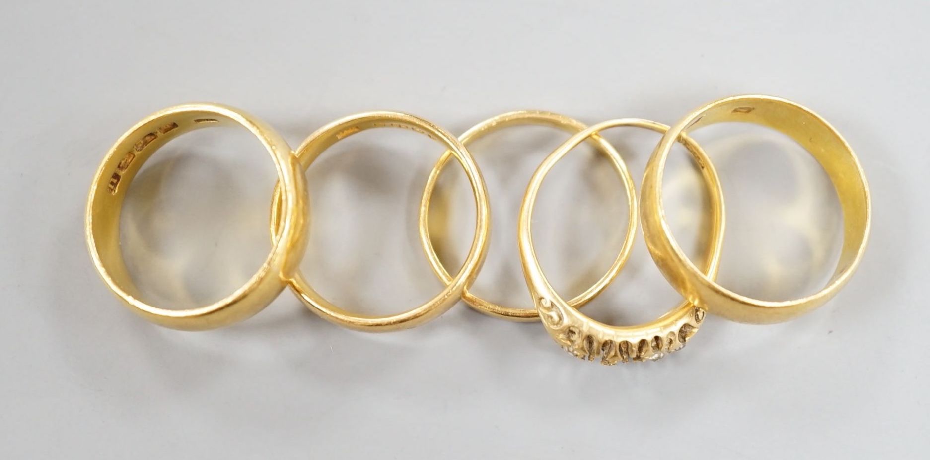 Four assorted mainly early 20th century 22ct gold wedding bands and an 18ct and diamond chip set - Image 3 of 5