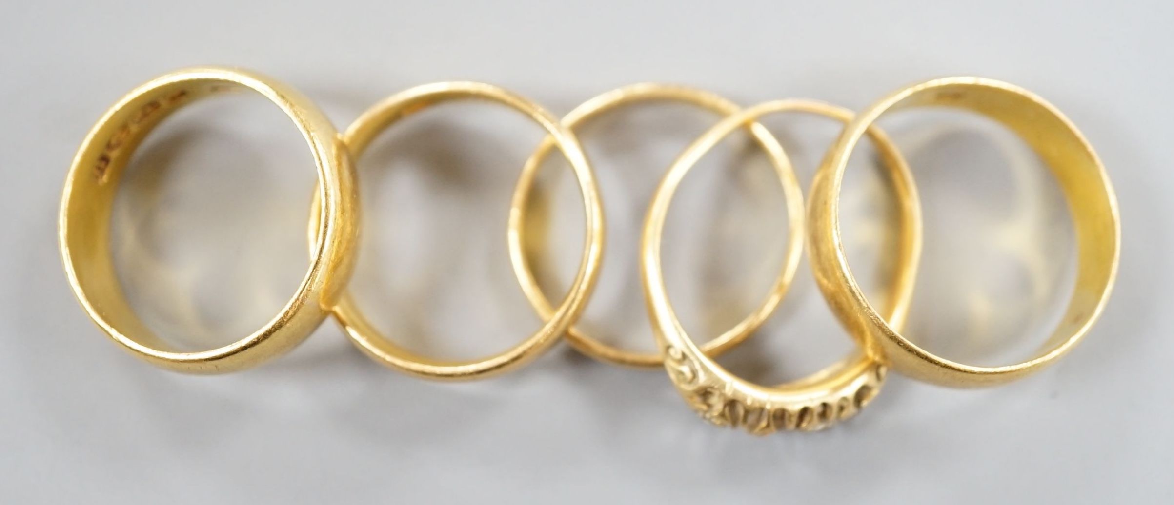 Four assorted mainly early 20th century 22ct gold wedding bands and an 18ct and diamond chip set - Image 4 of 5