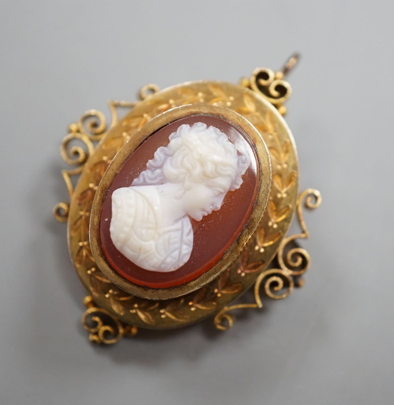 A Victorian style yellow metal and hardstone cameo set oval hardstone pendant brooch, 37mm, gross - Image 2 of 3