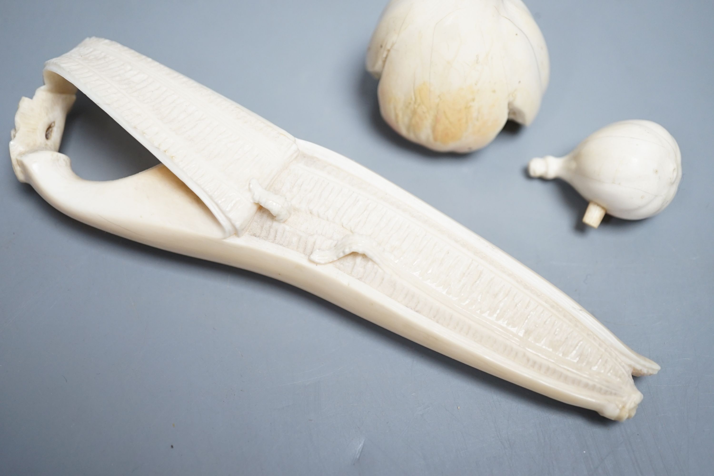 A Japanese ivory model of a partially peeled banana and an ivory model of figs, early 20th - Image 2 of 5