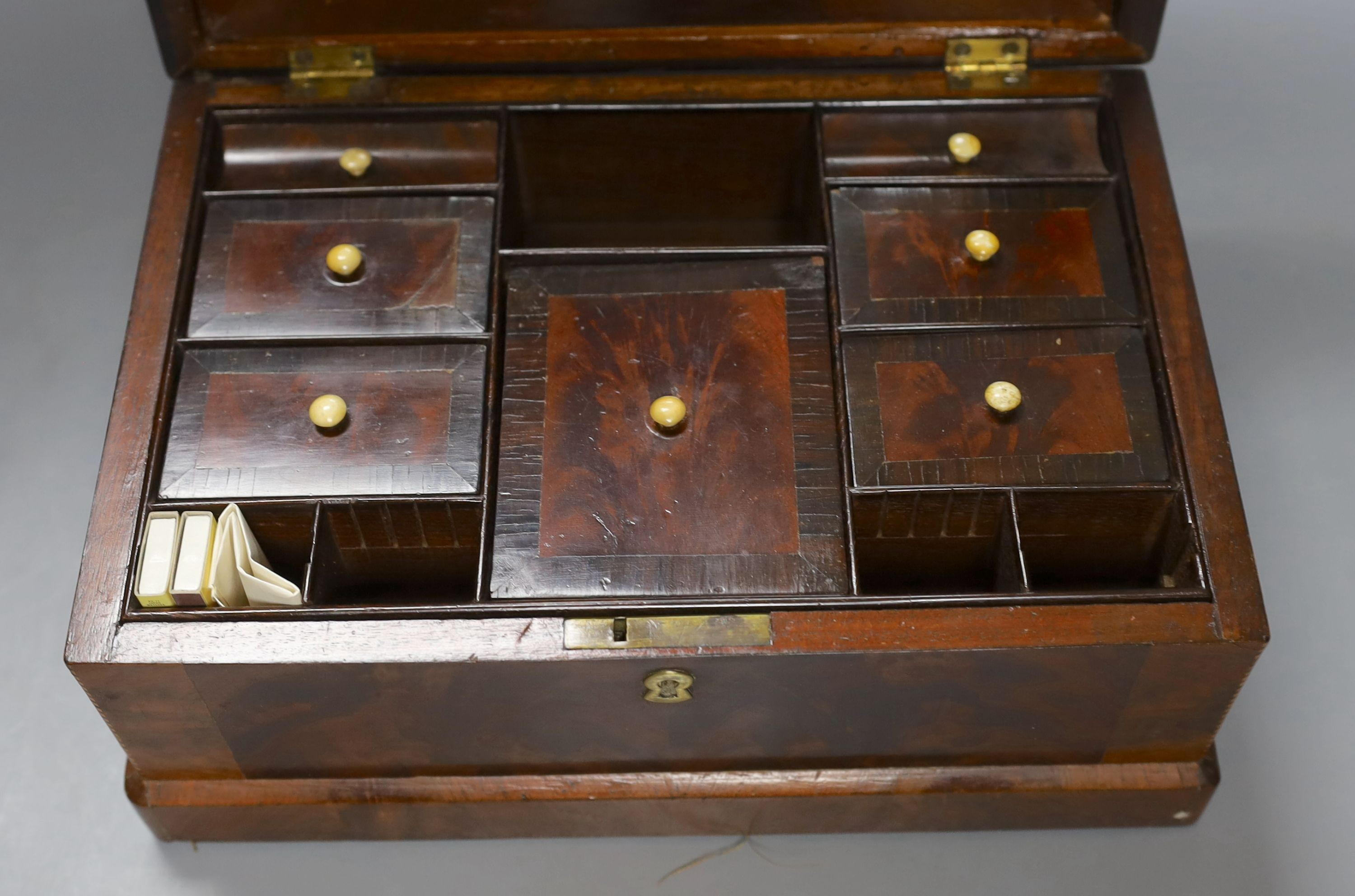 A Victorian mahogany vanity case - 14.5cm tall - Image 3 of 4