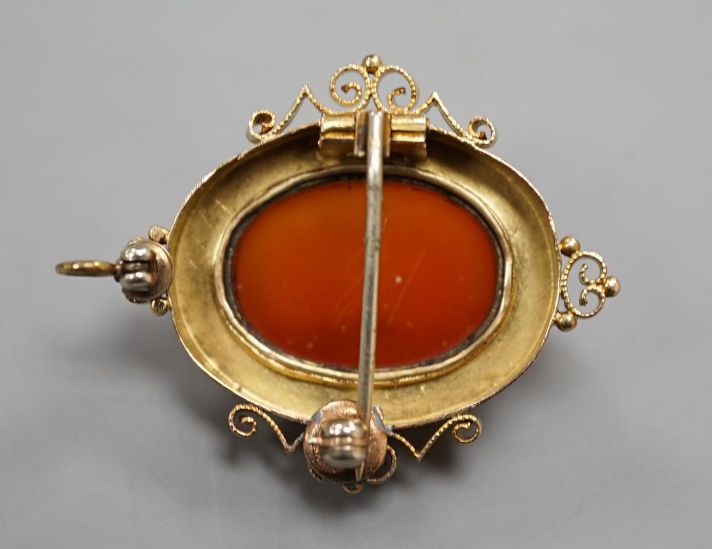A Victorian style yellow metal and hardstone cameo set oval hardstone pendant brooch, 37mm, gross - Image 3 of 3