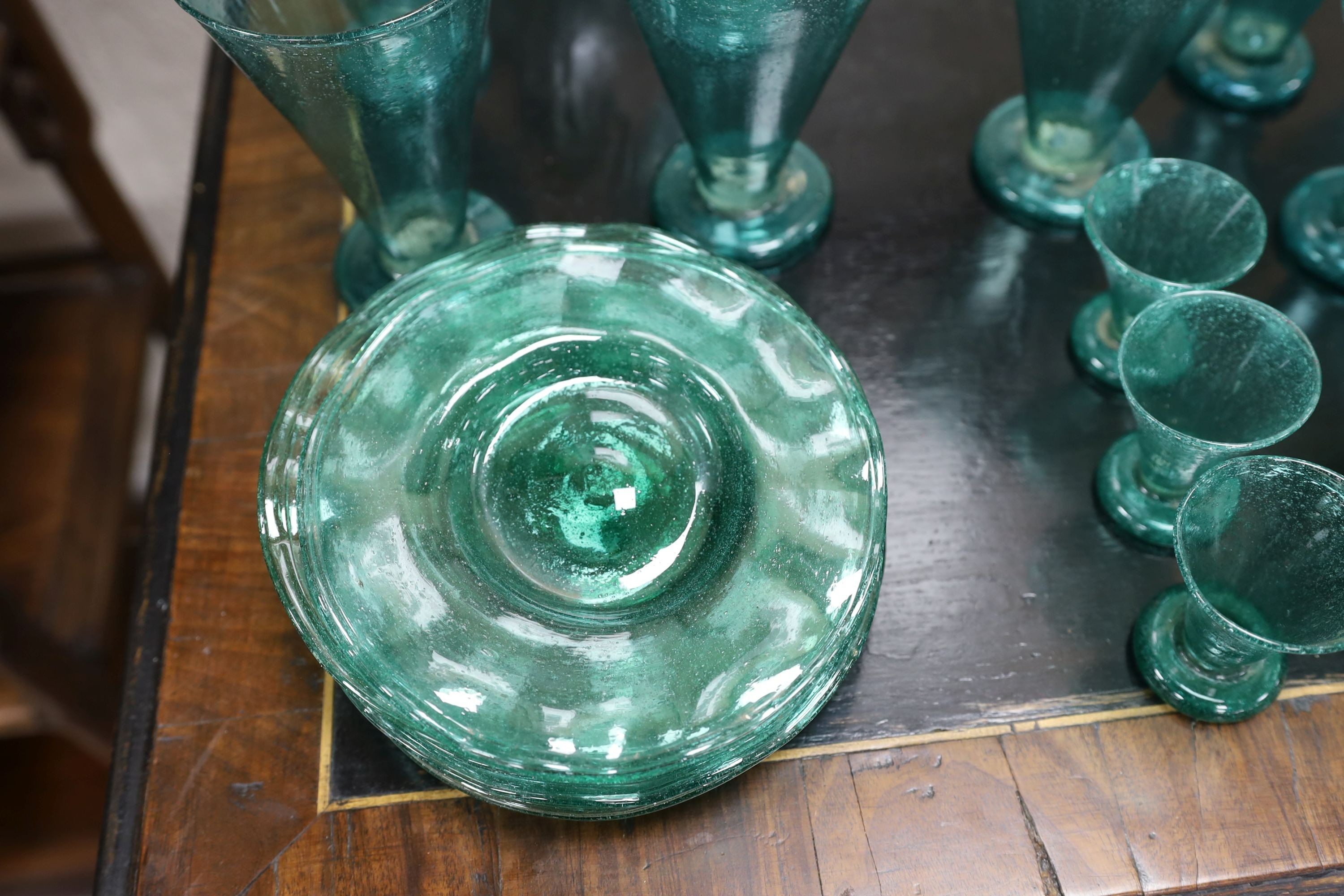 A quantity of green glassware - Image 2 of 4