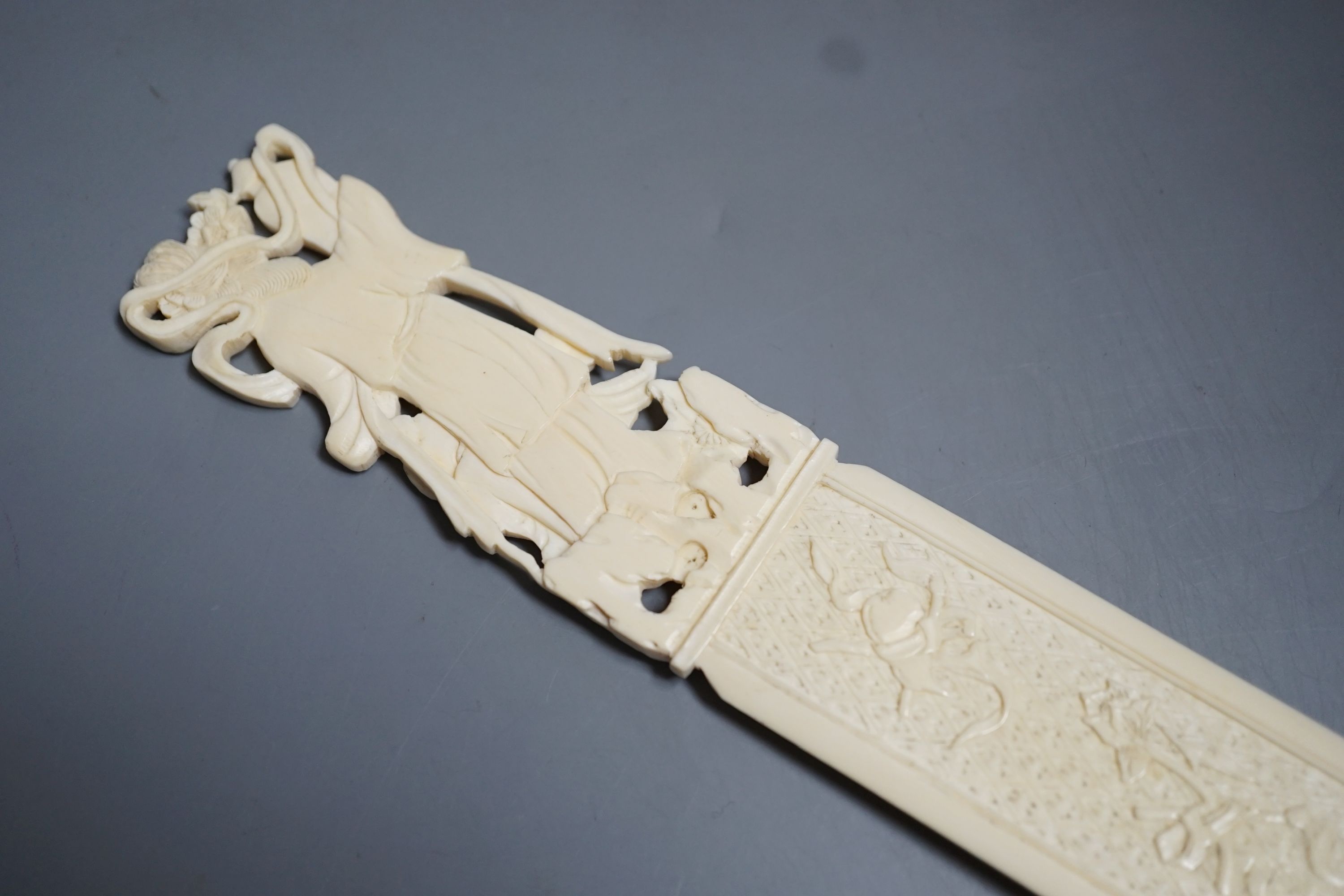 An early 20th century Chinese carved ivory page turner together with a similar carved ivory ‘ - Image 4 of 6