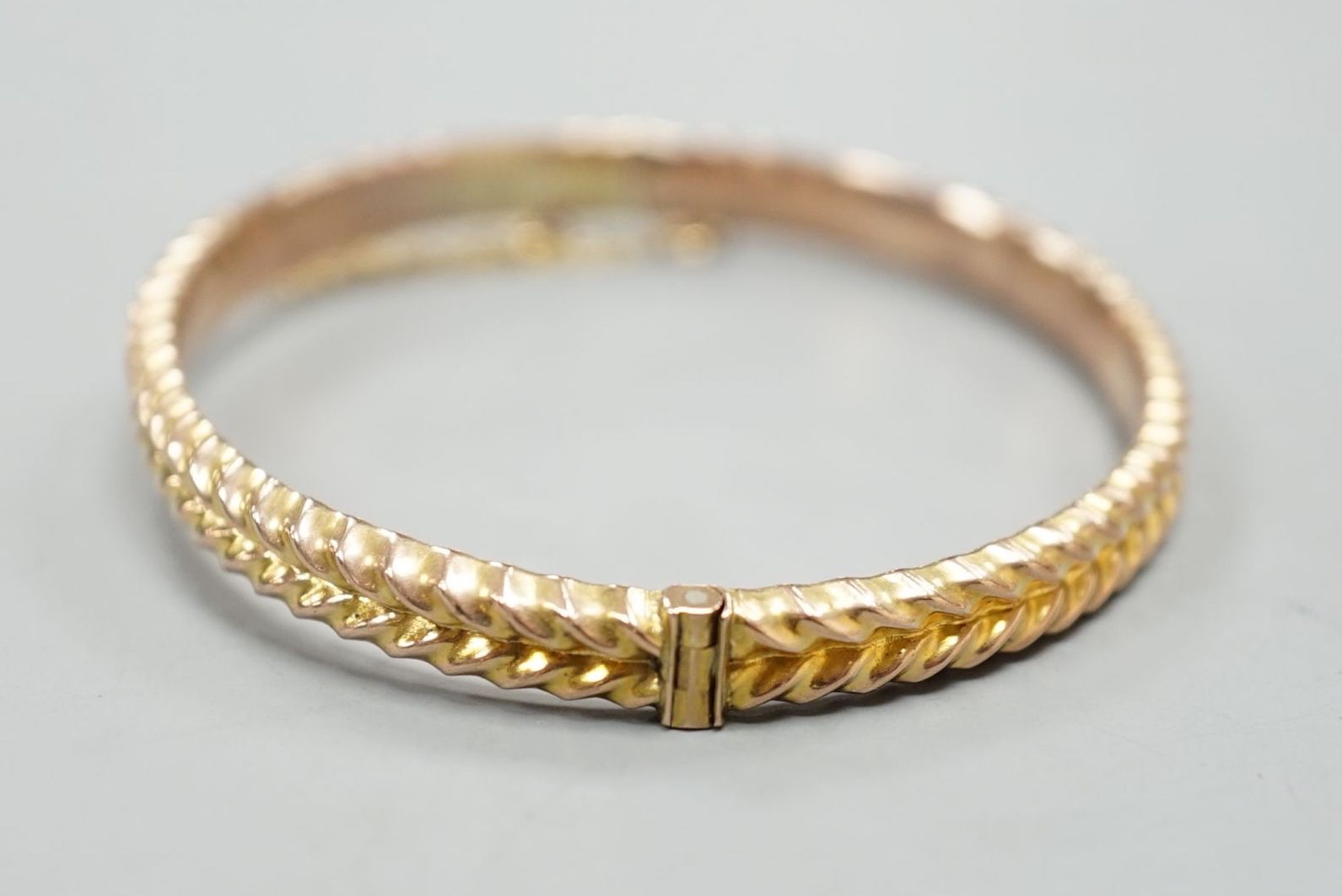 An Edwardian 9ct hinged bangle, 58mm, 8.4 grams. - Image 2 of 4