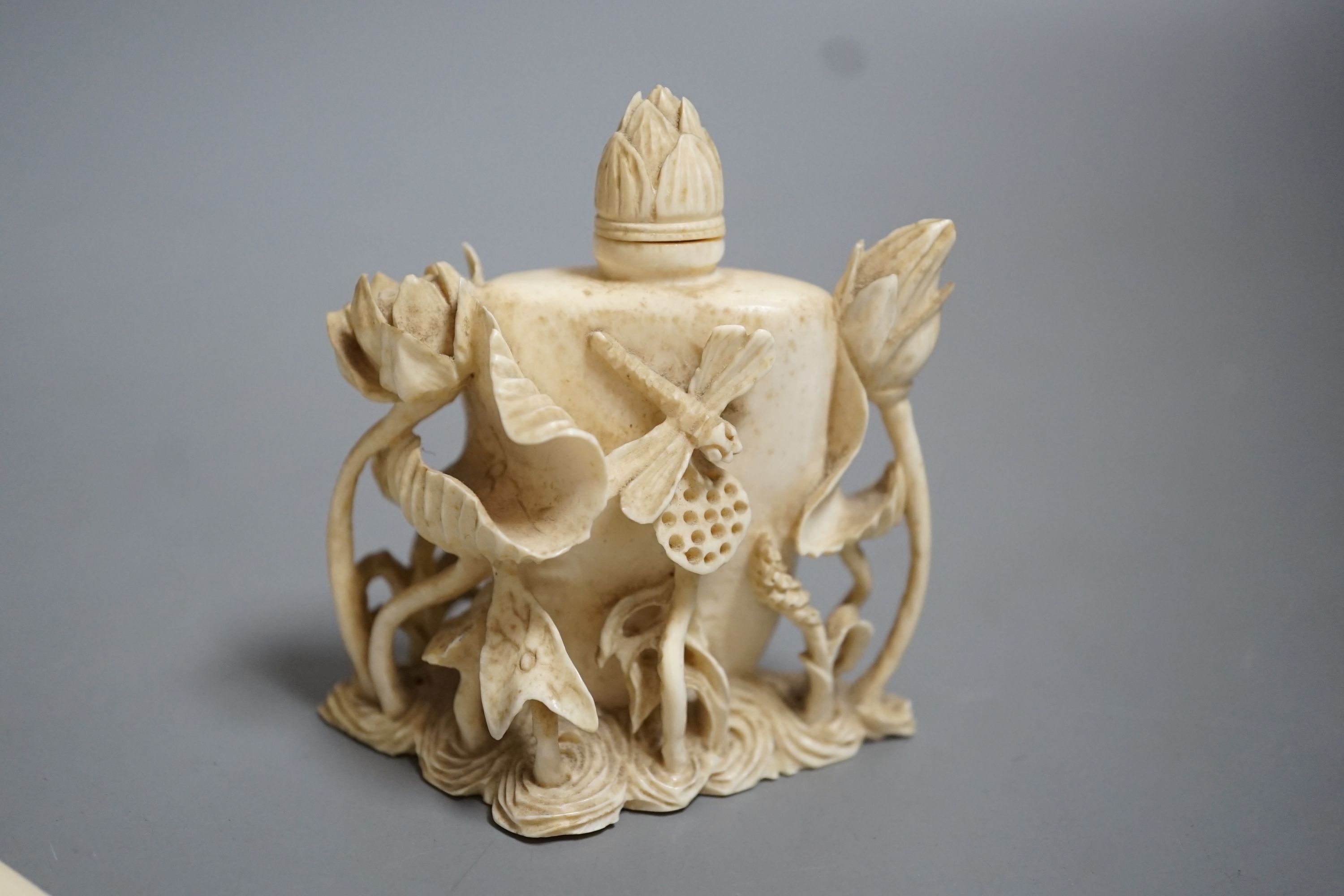 An early 20th century Chinese carved ivory page turner together with a similar carved ivory ‘ - Image 2 of 6