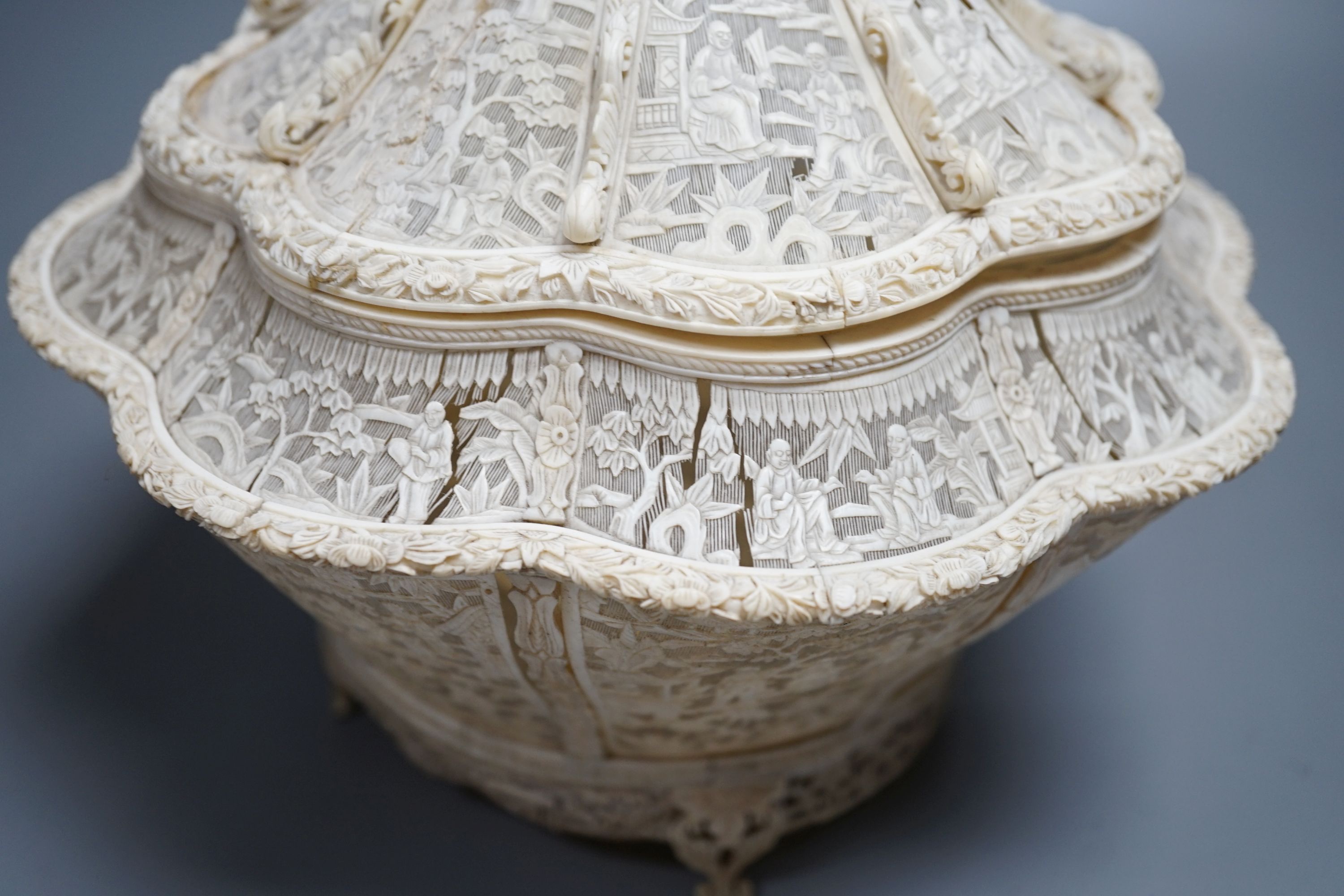 A Chinese finely pierced ivory lobed box and cover, circa 1800, 22cm - Image 5 of 7