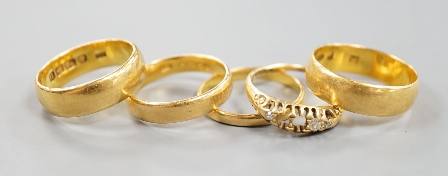 Four assorted mainly early 20th century 22ct gold wedding bands and an 18ct and diamond chip set - Image 2 of 5