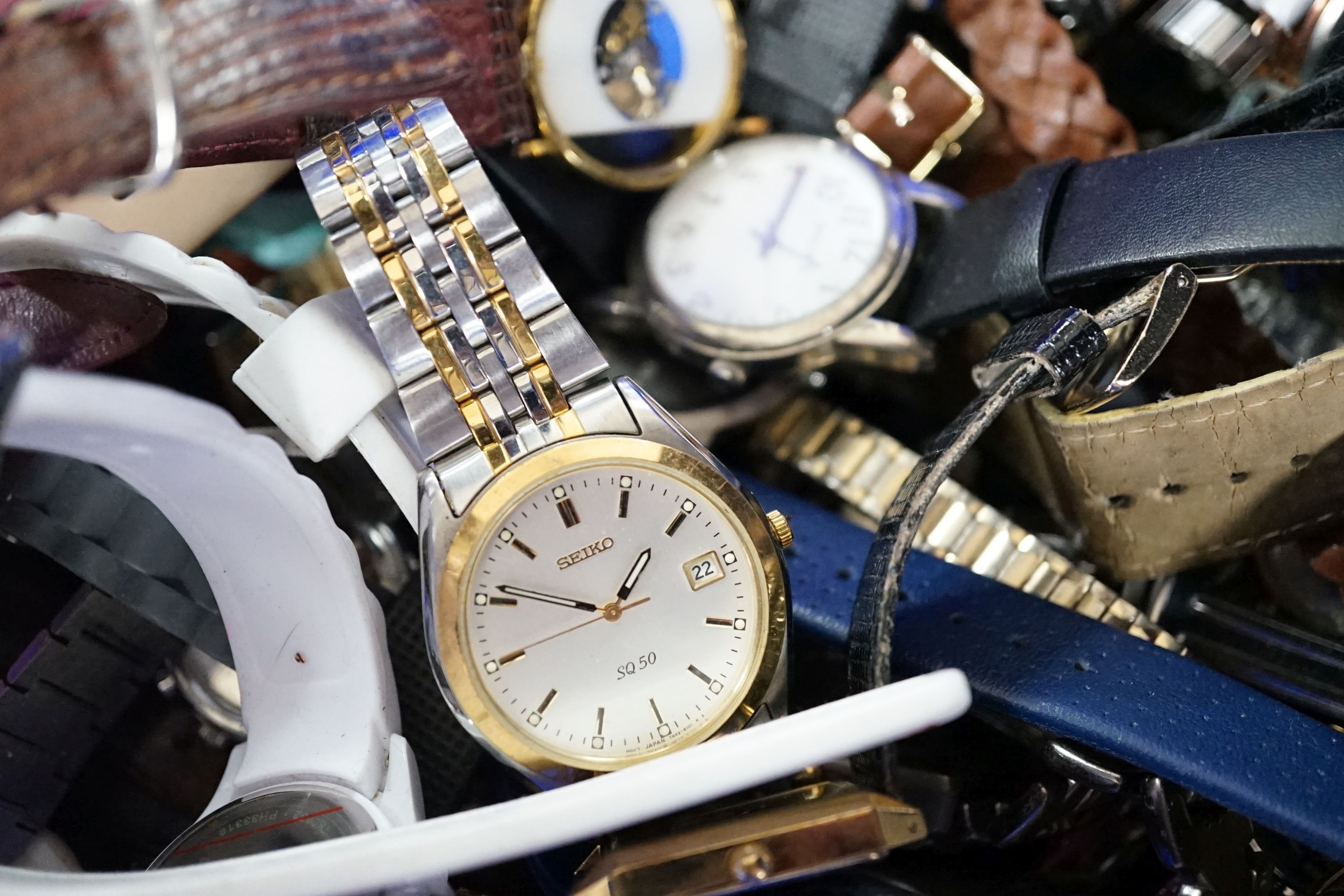 Approximately two hundred and thirty assorted modern wrist watches, including Seiko, etc. - Image 5 of 5