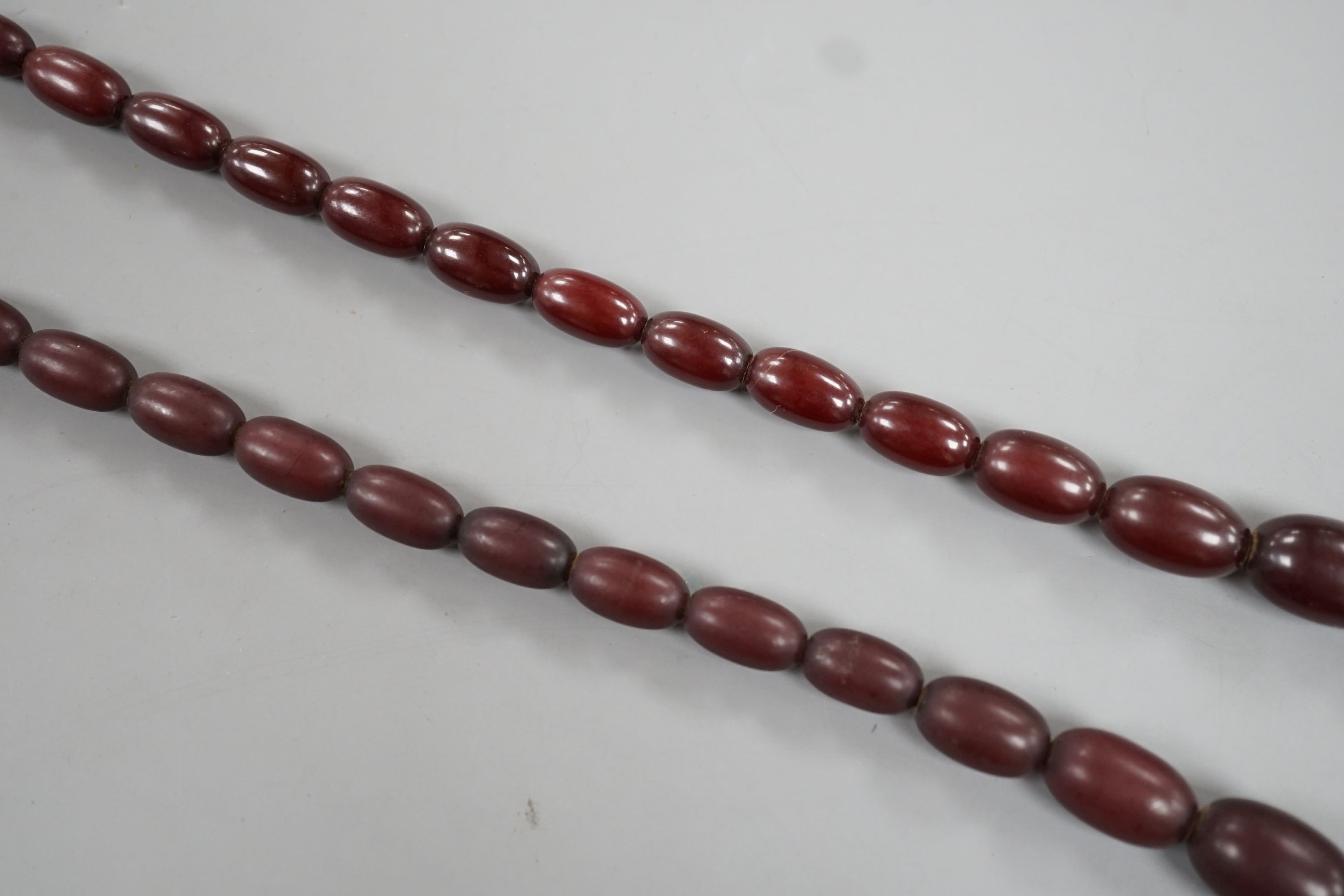 A single strand graduated oval bakelite bead necklace, 71cm, gross weight 60 grams. - Image 4 of 5