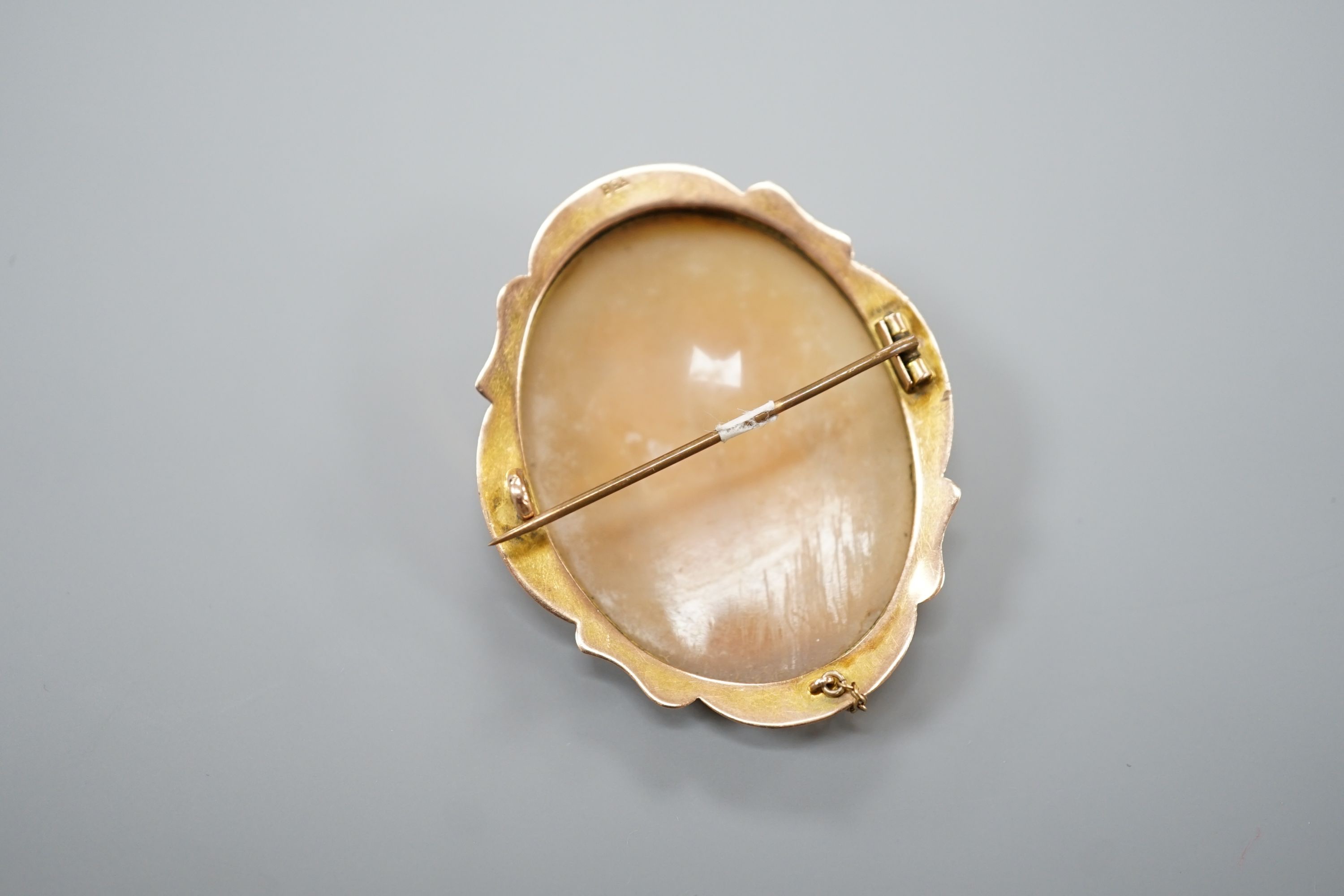 A 9ct mounted oval cameo shell brooch, decorated with two maidens, 46mm, gross 8.9 grams. - Image 3 of 3