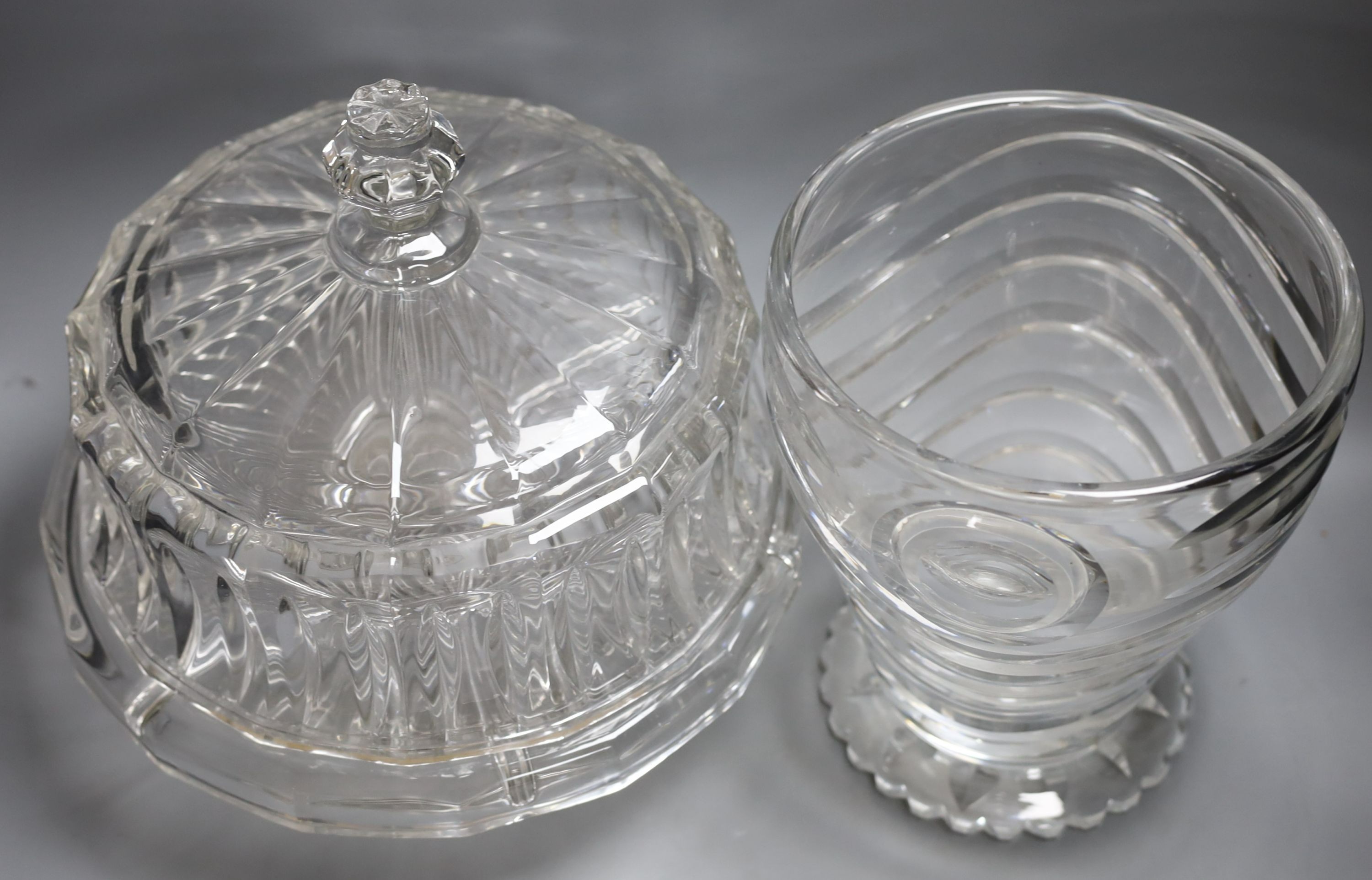 A large cut crystal cake stand together with a wave cut vase, 25cm tall, (2) - Image 4 of 4