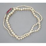An early 20th century single strand graduated pearl necklace( pearls have not been tested as to