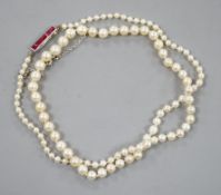 An early 20th century single strand graduated pearl necklace( pearls have not been tested as to