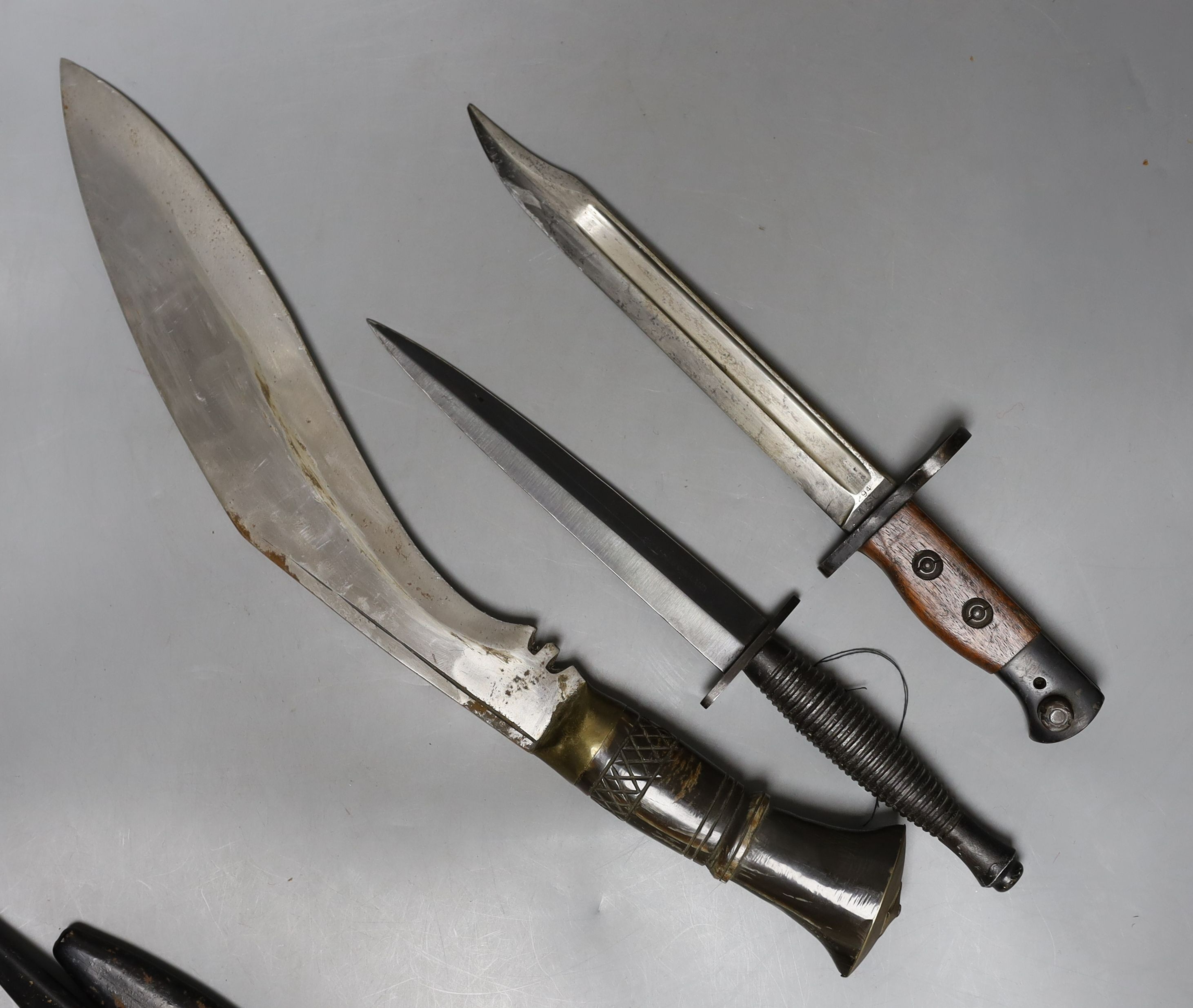 A kukri, small bayonet and a dagger, all with scabbards - Image 2 of 2