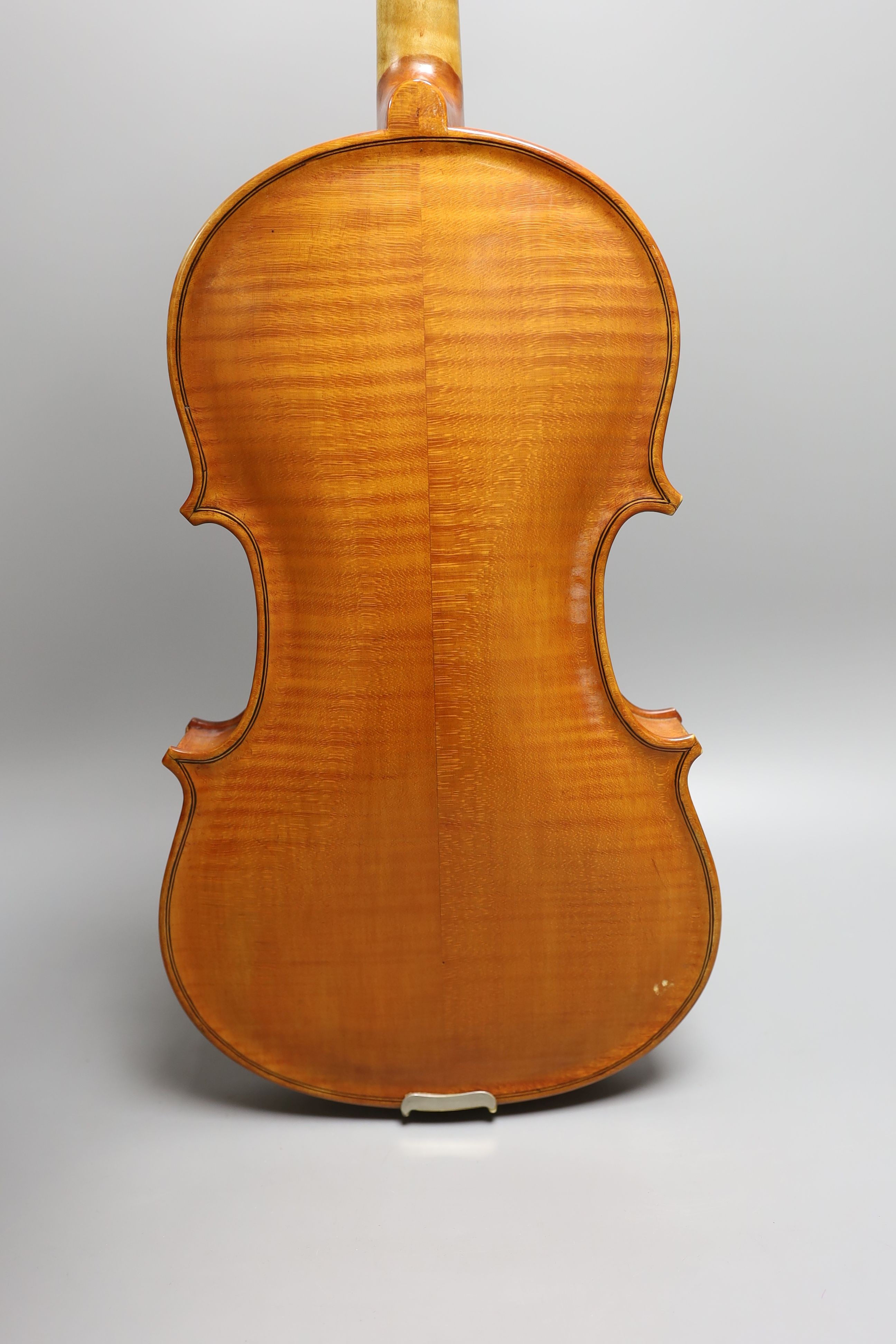 A 20th century Viola, unlabelled with 2 piece 16 inch back, cased - Image 9 of 10