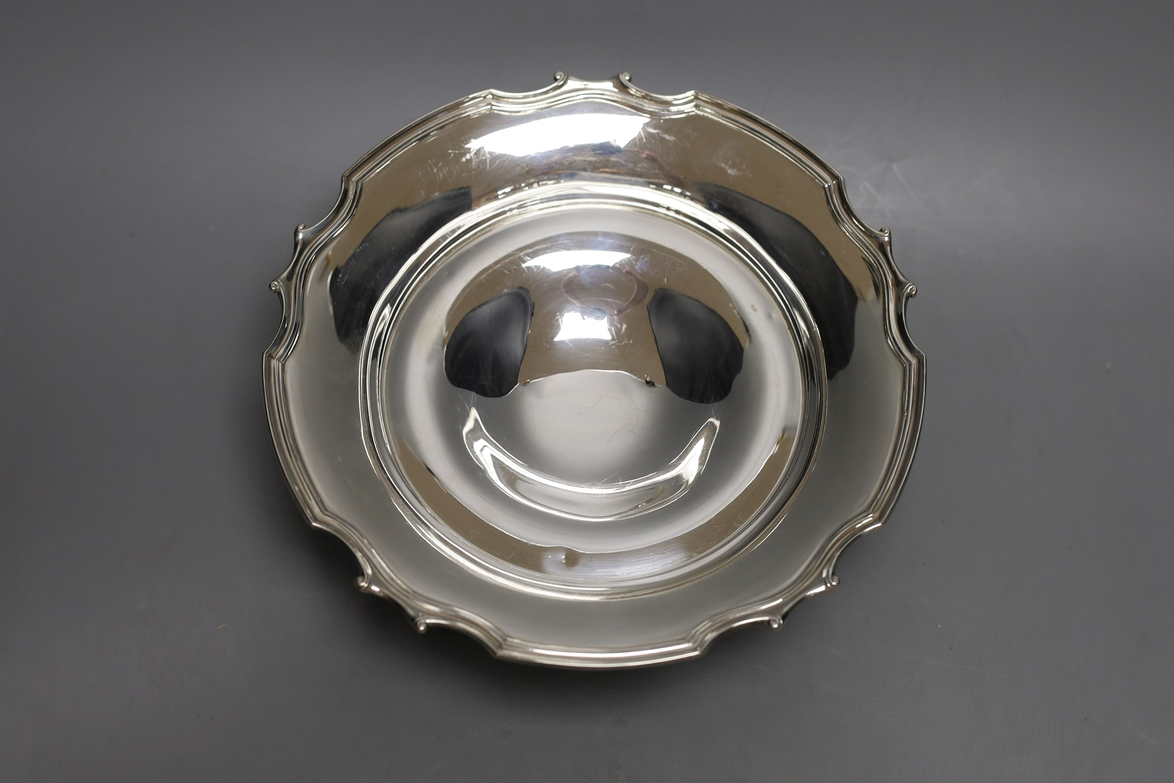 A modern silver pedestal dish, Frank Cobb & Co, Sheffield, 1982, diameter 24.3cm, 15oz. - Image 2 of 2