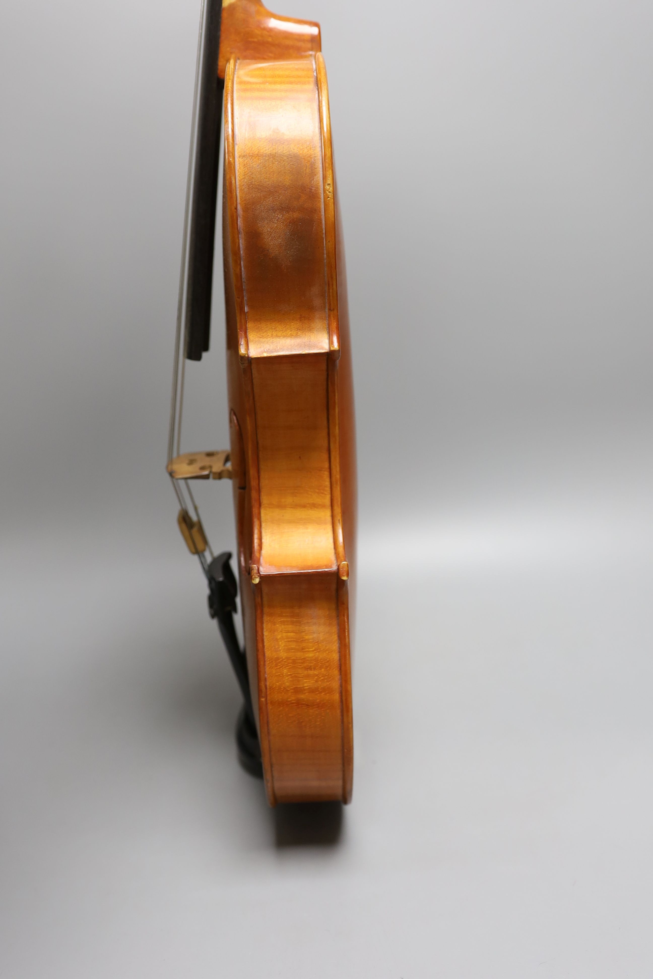 A 20th century Viola, unlabelled with 2 piece 16 inch back, cased - Image 8 of 10