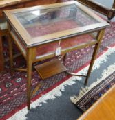 An Edwardian satinwood banded mahogany bijouterie table with under tier, width 65cm, depth 44cm,