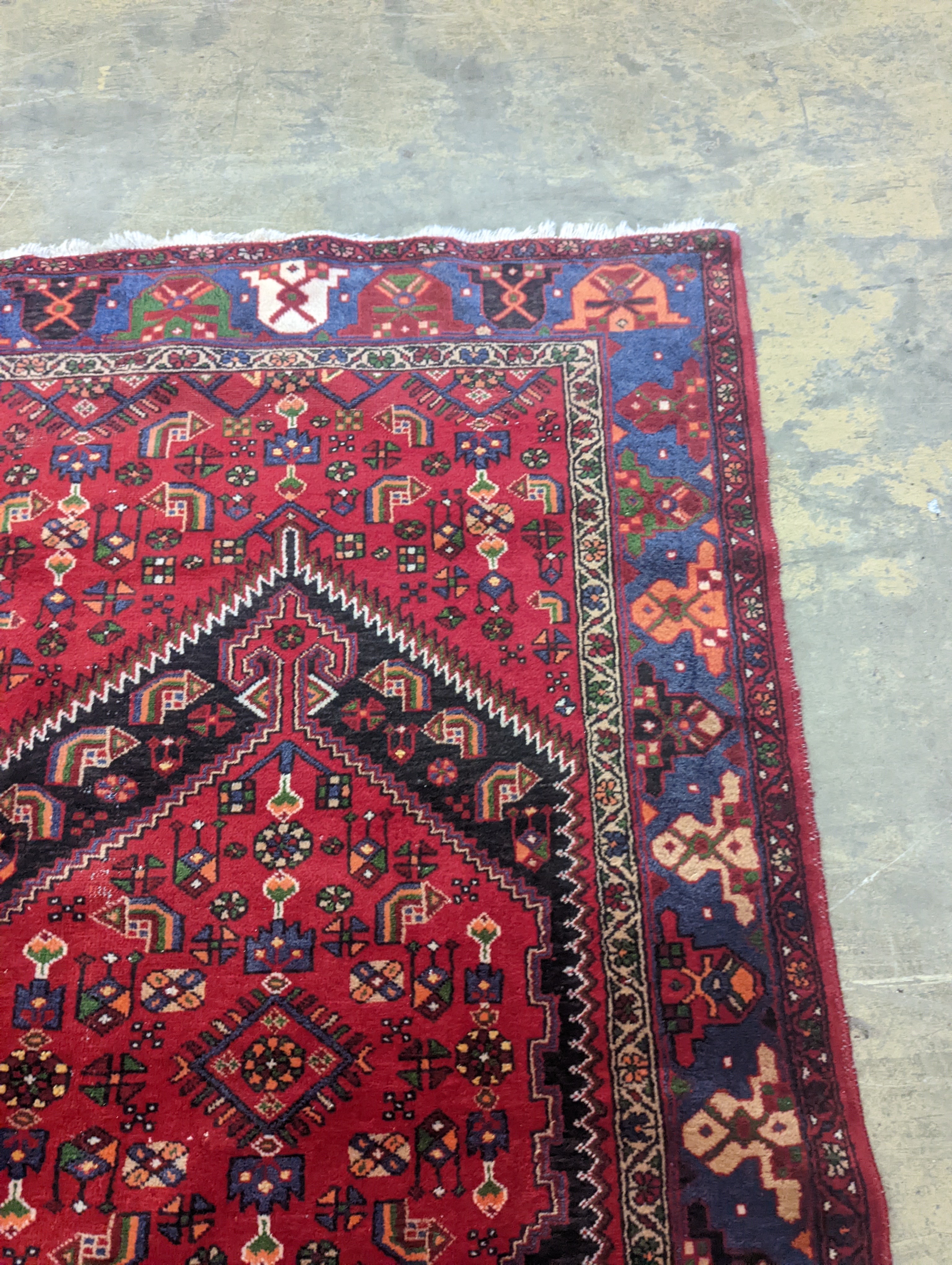 A Hamadan red ground rug, 220 x 130cm - Image 4 of 5