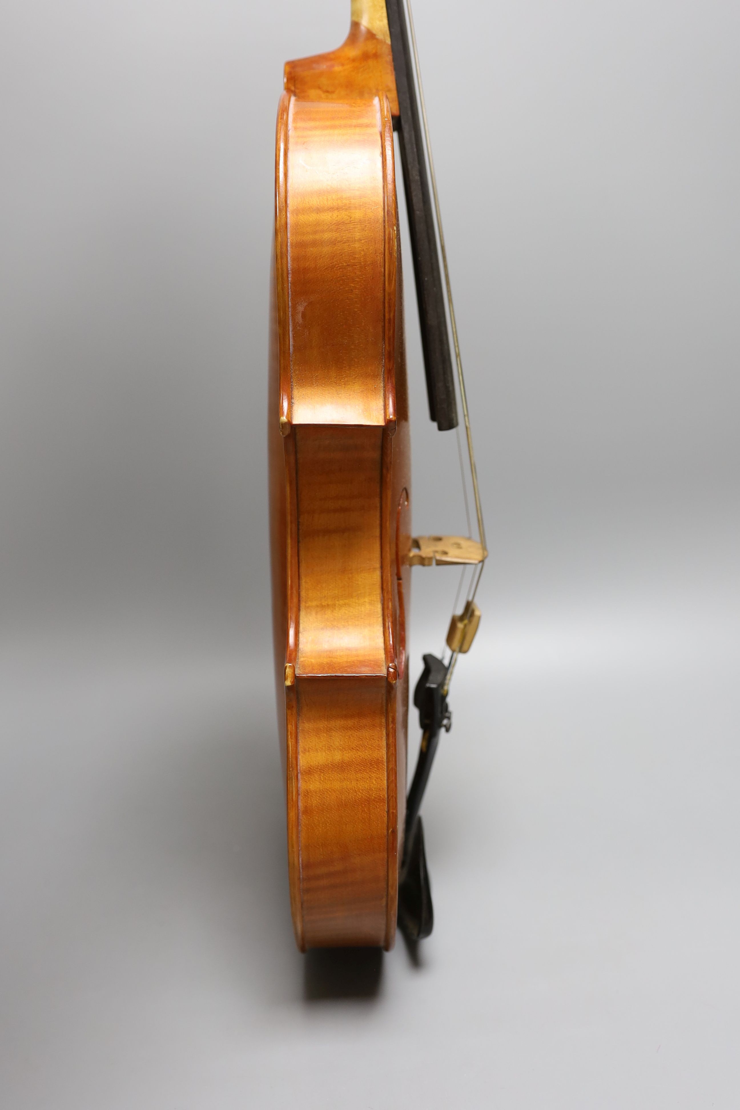 A 20th century Viola, unlabelled with 2 piece 16 inch back, cased - Image 7 of 10