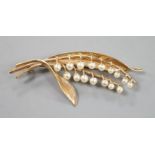 A modern 9ct gold and cultured pearl set spray brooch, 6cm, gross weight 6.7 grams.