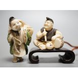 Two Japanese stained ivory netsuke of Ebisu and a seated drummer with drum ojime, Taisho/early Showa