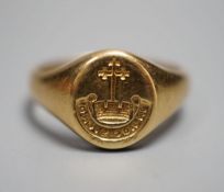 An Edwardian 18ct gold signet ring, with intaglio crest, size O, 7.1 grams.