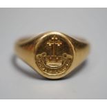 An Edwardian 18ct gold signet ring, with intaglio crest, size O, 7.1 grams.