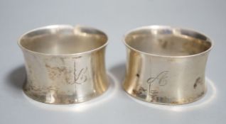A pair of George V silver napkin rings, Atkin Brothers, Sheffield, 1918, engraved with the letter L,