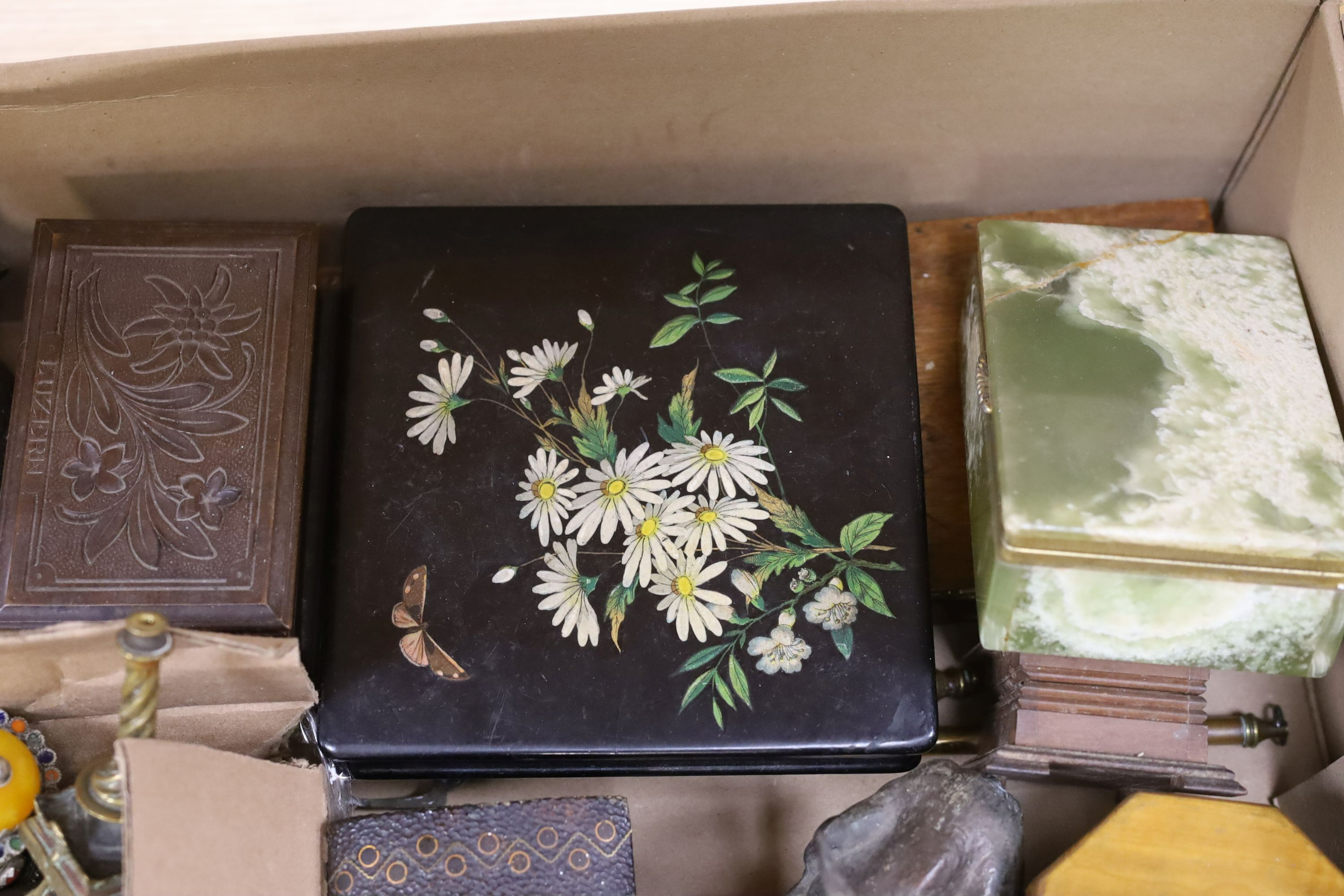 A selection of assorted miscellaneous items, to include an onyx box and lighter and other ornamental - Image 3 of 6