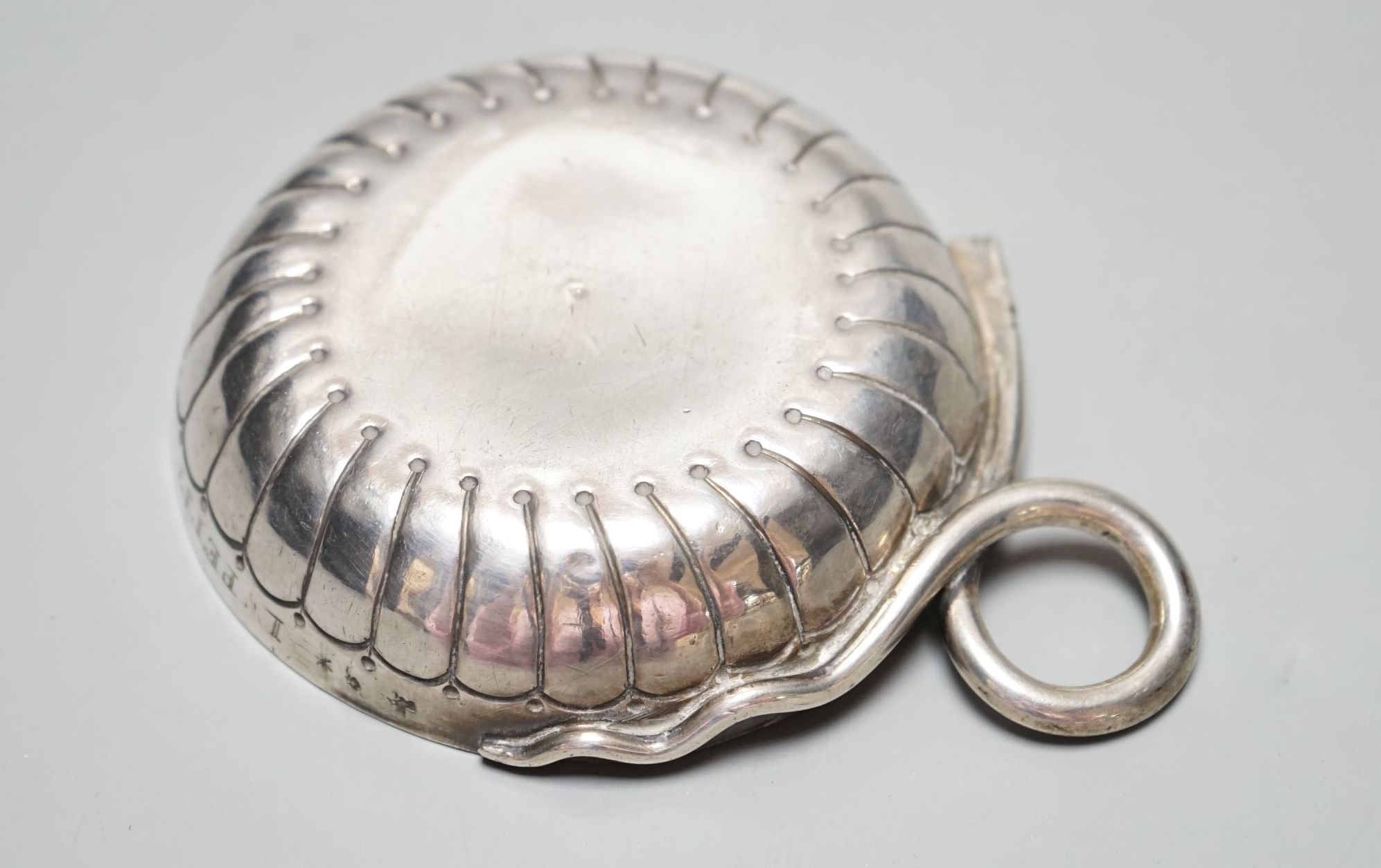 A late 18th/early 19th century French white metal taste vin, with engraved inscription and ring - Bild 3 aus 3