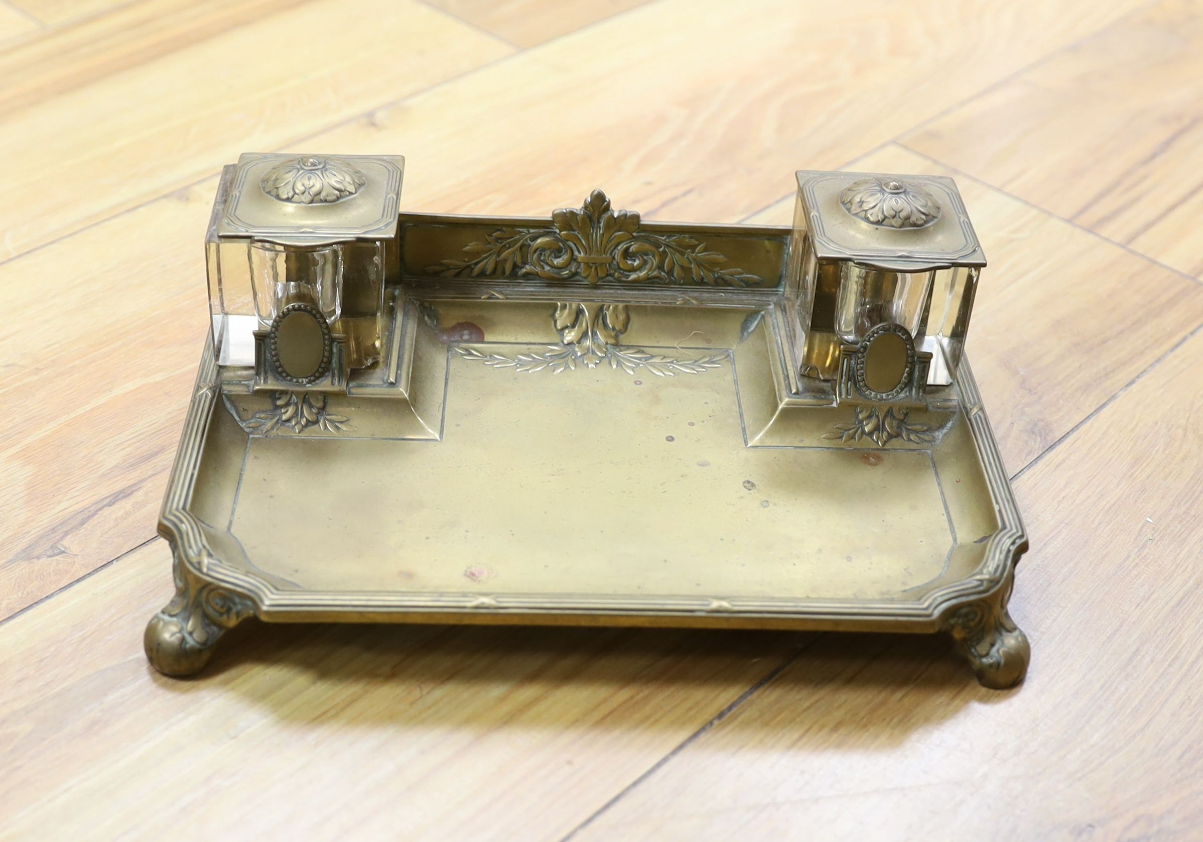 A selection of pewter measures together with an inkstand and miniature wicker furniture (1 box) - Image 4 of 4